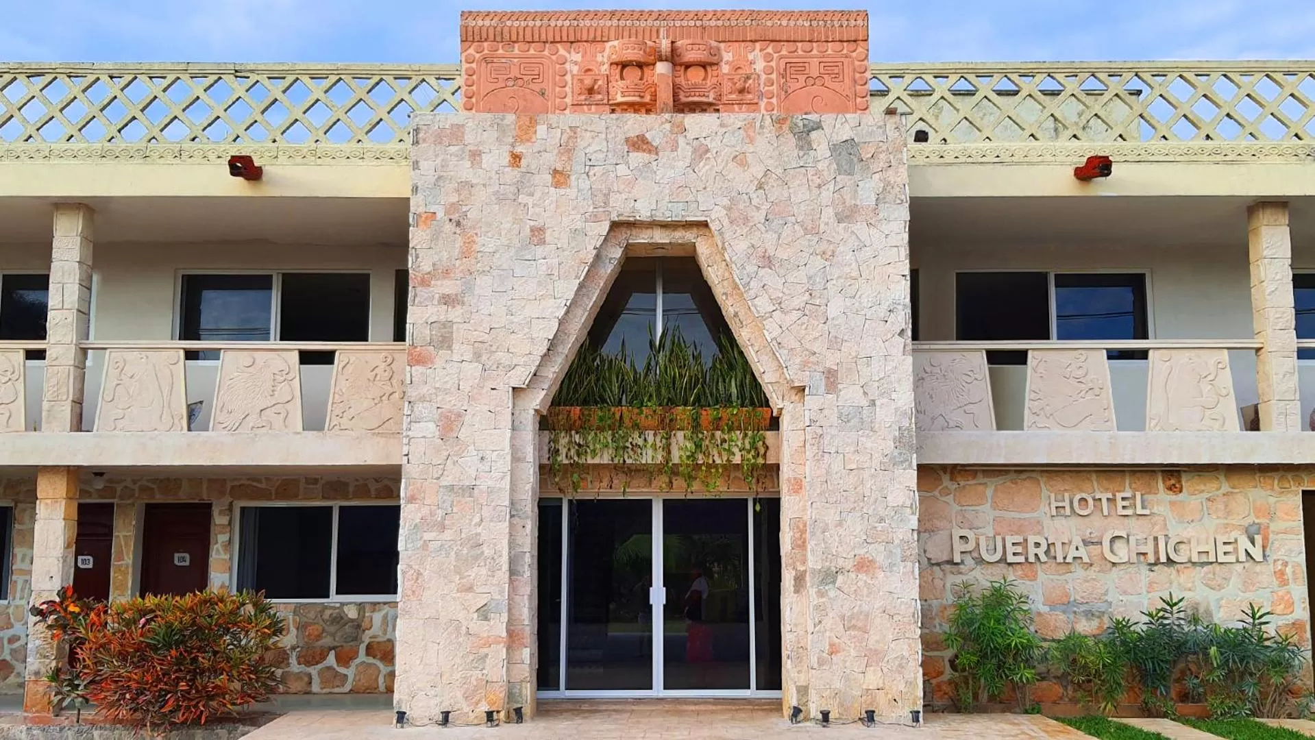 Facade/entrance in Hotel Puerta Chichen