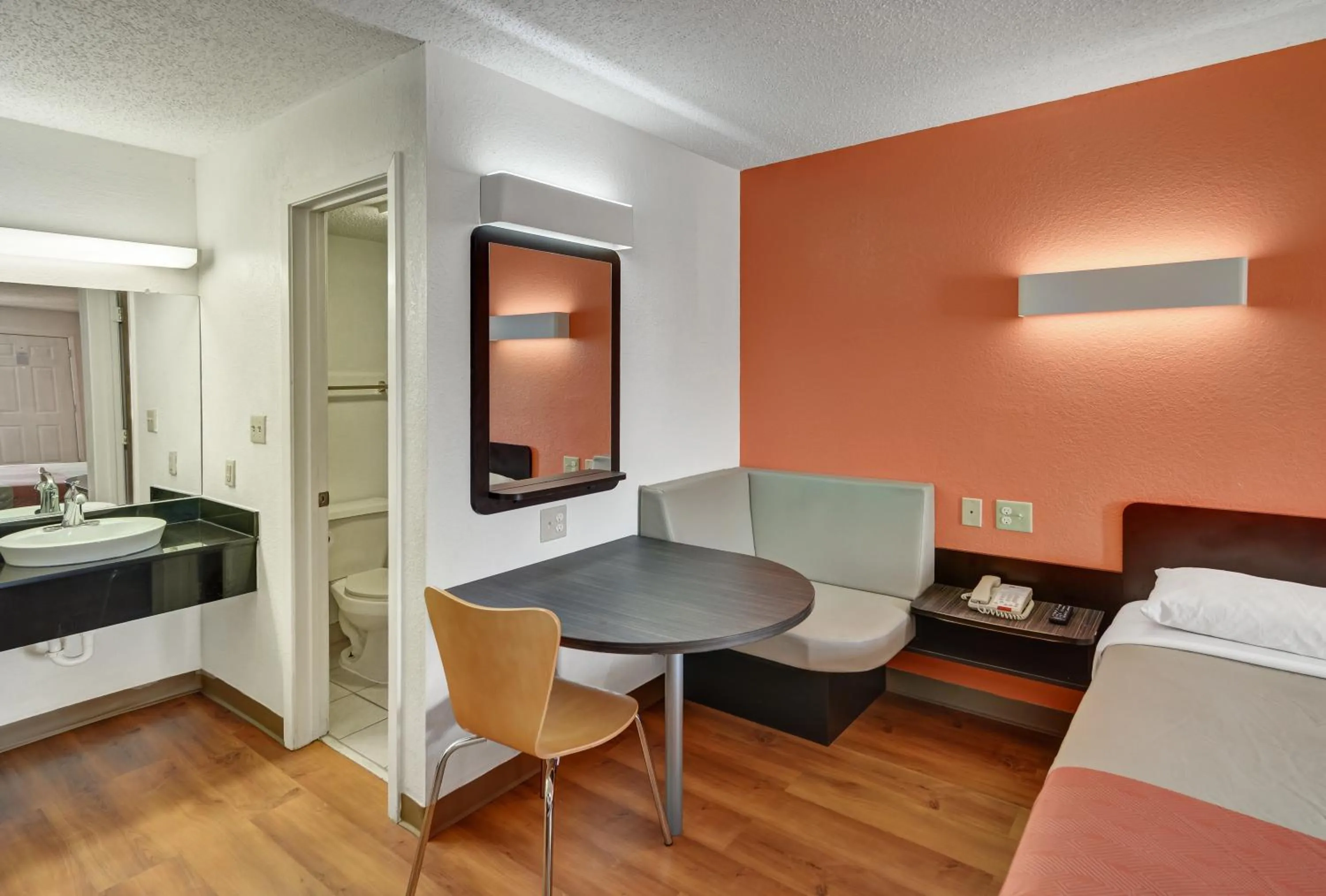 Bedroom, Bed in Motel 6-Lindale, TX