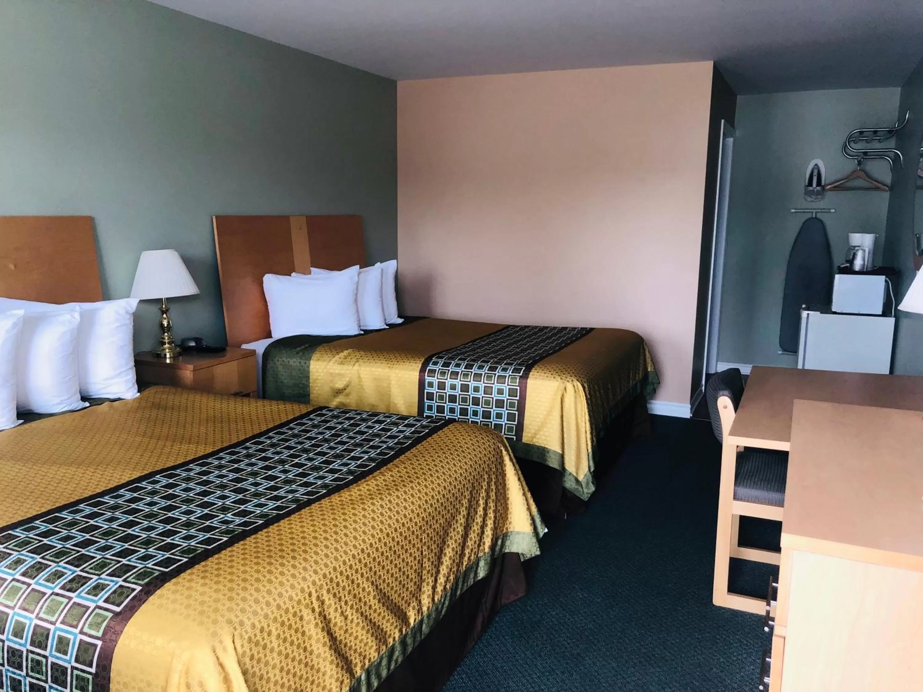 Bed in Perth Plaza Inn & Suites