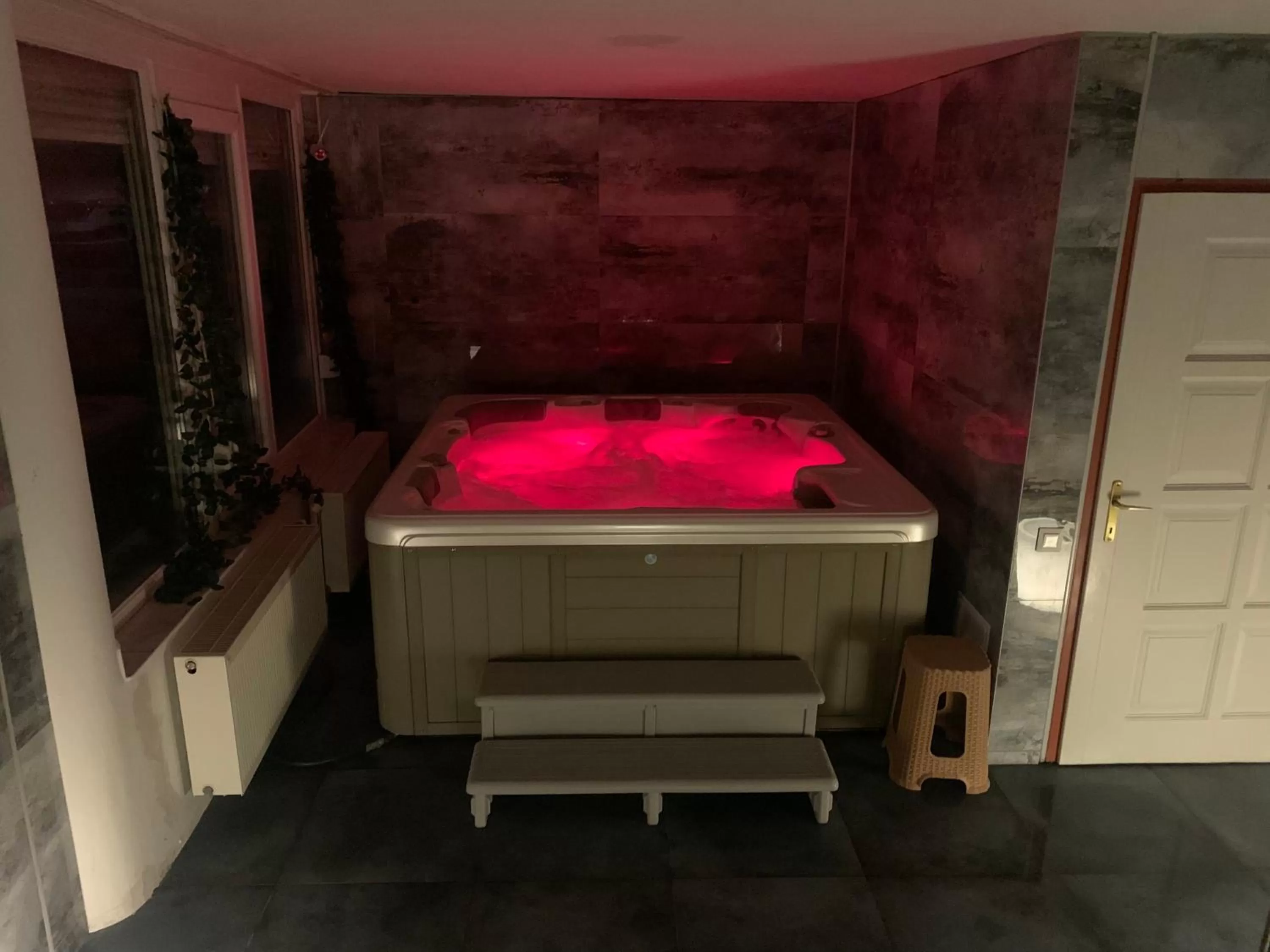Hot Tub, Bed in Várfal Wellness Panzió