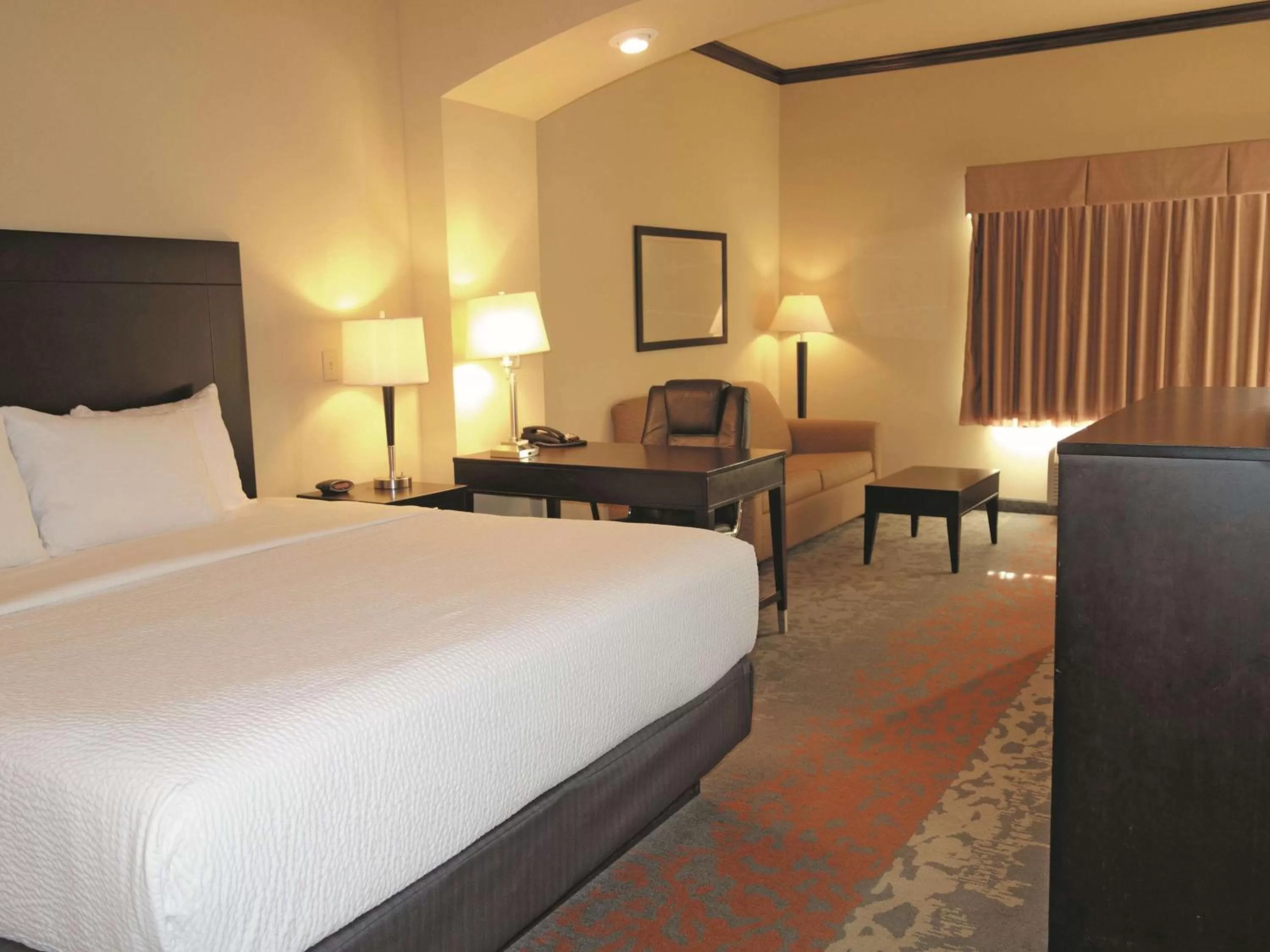 Photo of the whole room, Bed in La Quinta by Wyndham Eastland