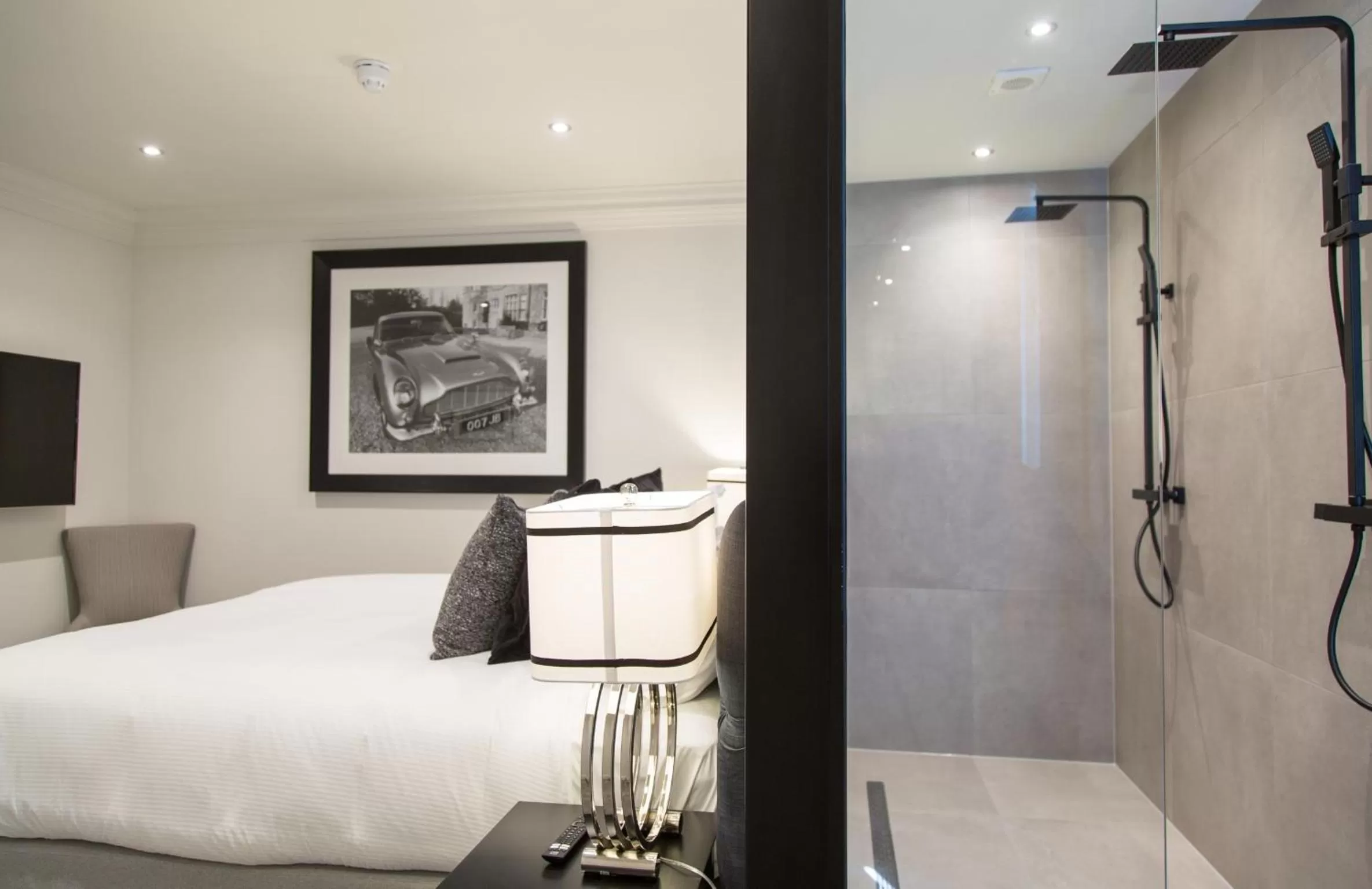 Shower, Bed in The Hotel Chester