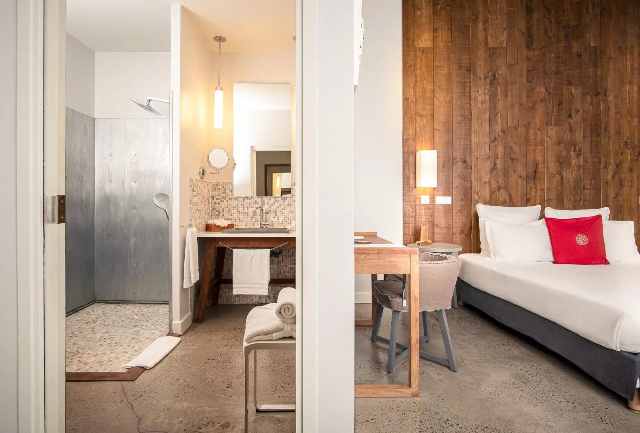 Shower, Bed in French Coco