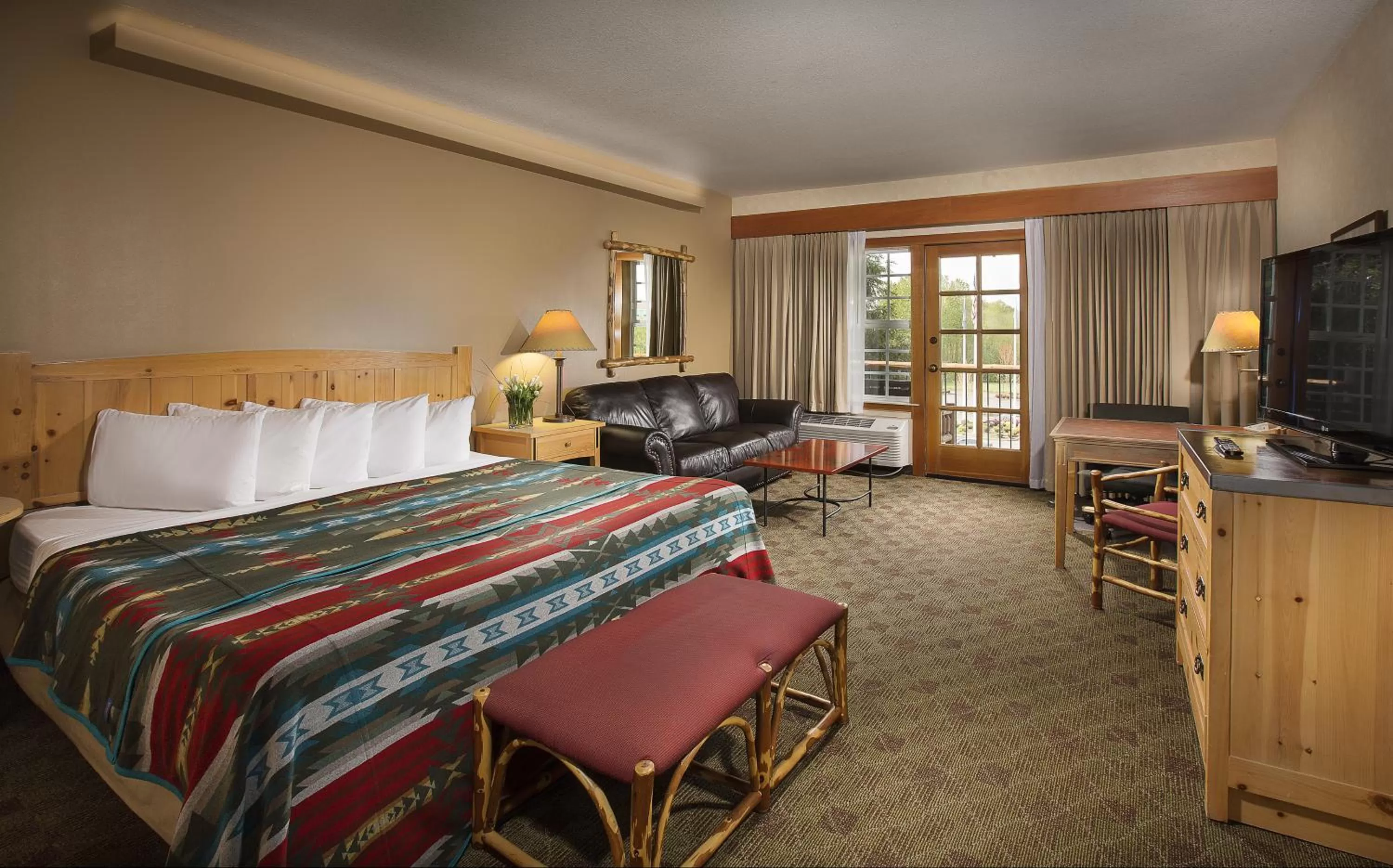 Photo of the whole room, Bed in Heathman Lodge