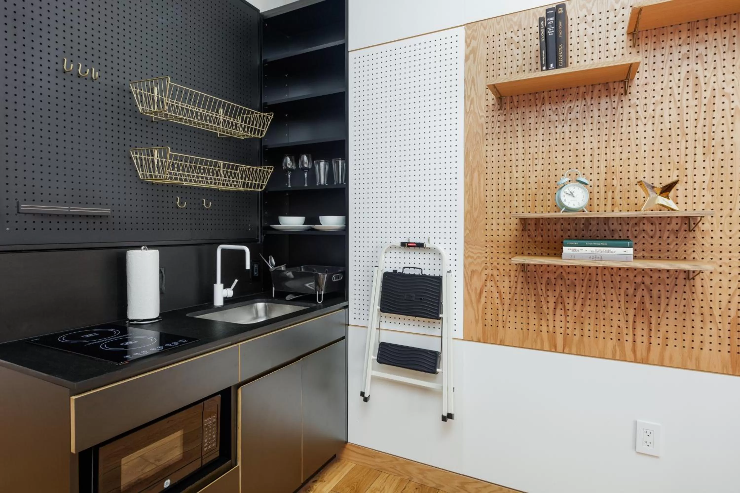 Kitchen or kitchenette in Placemakr Wall Street