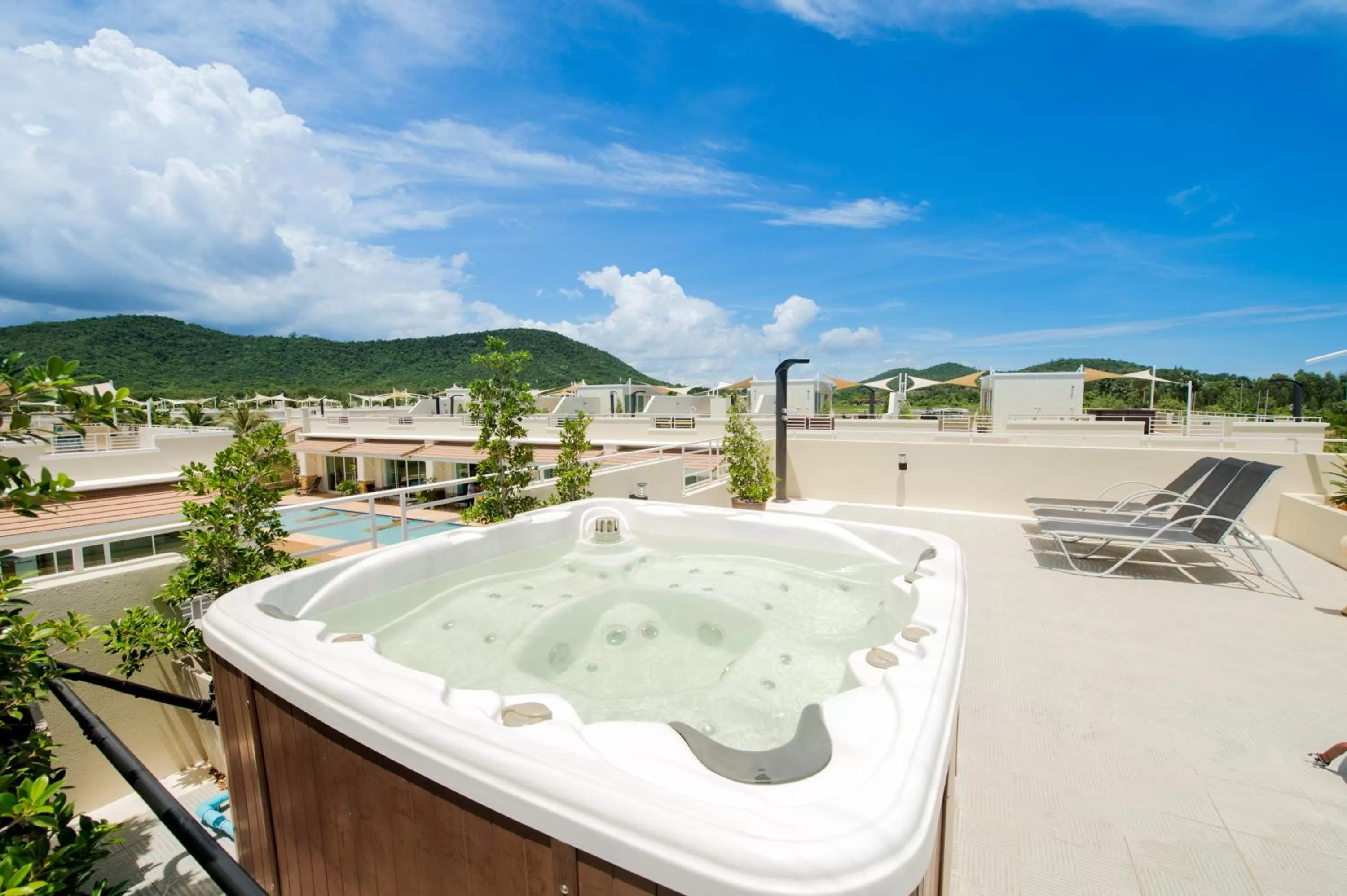 Hot Tub in Oriental Beach Pearl Resort