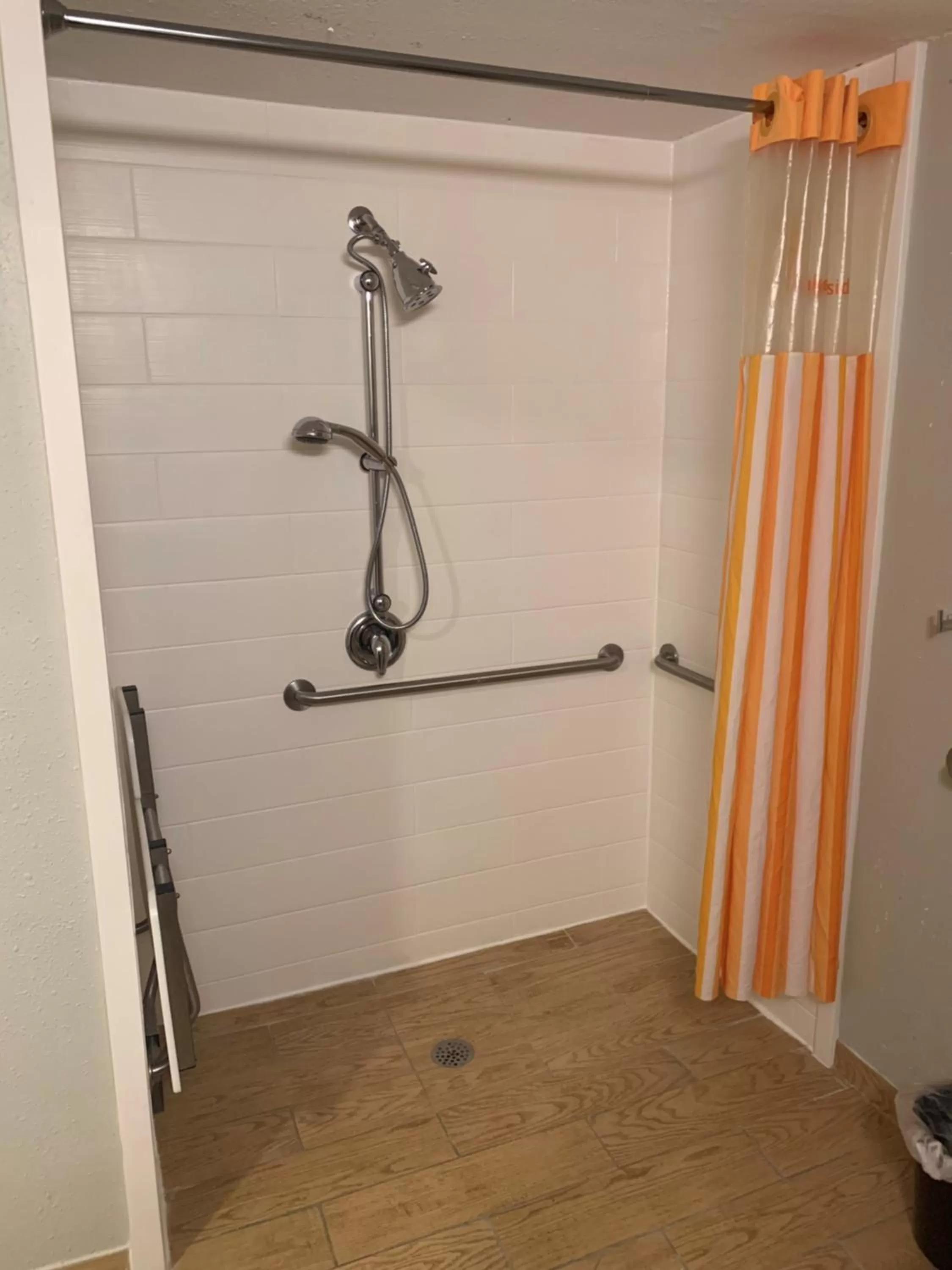 Shower in La Quinta by Wyndham Philadelphia Airport