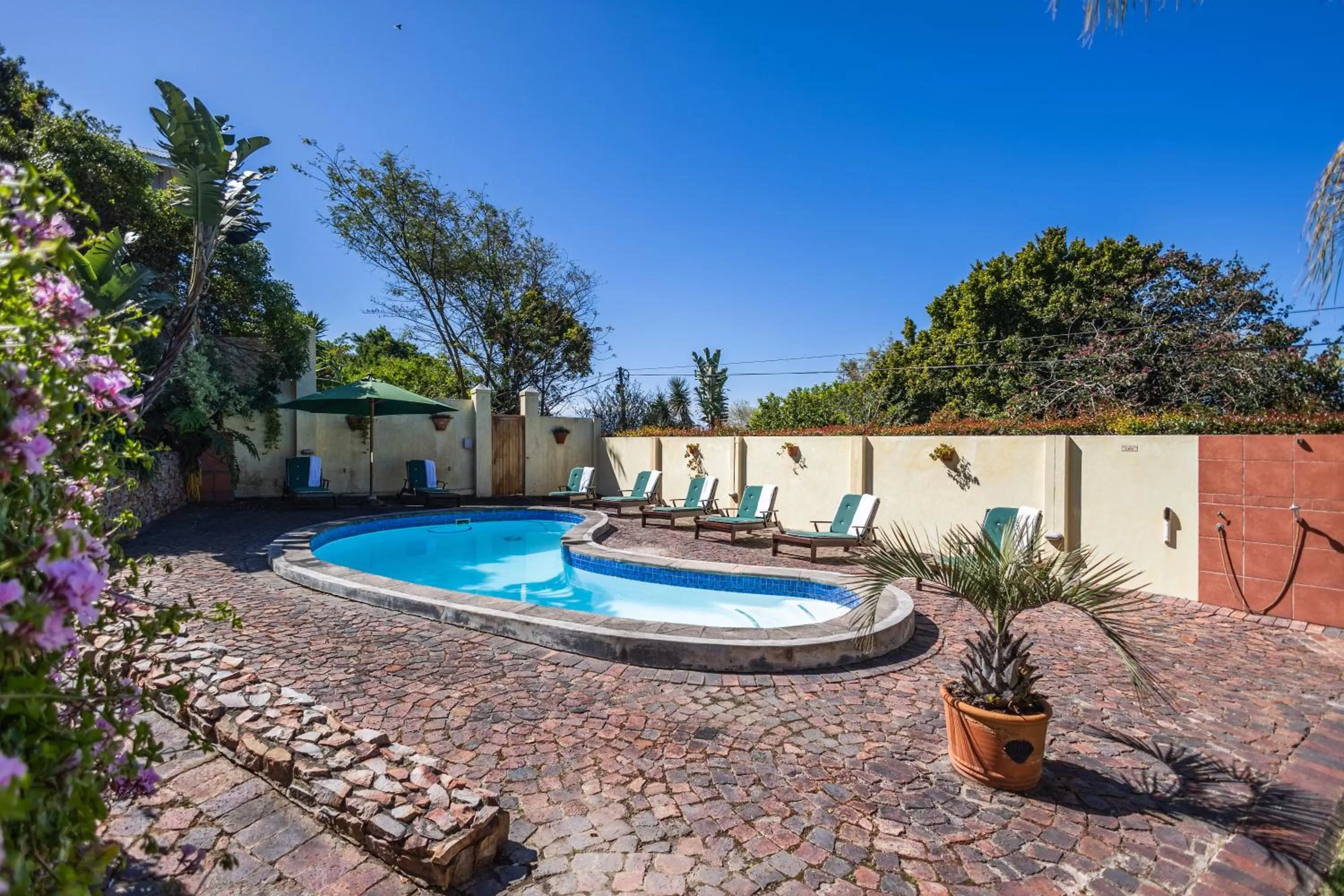 Swimming pool in Gästehaus Pinkepank
