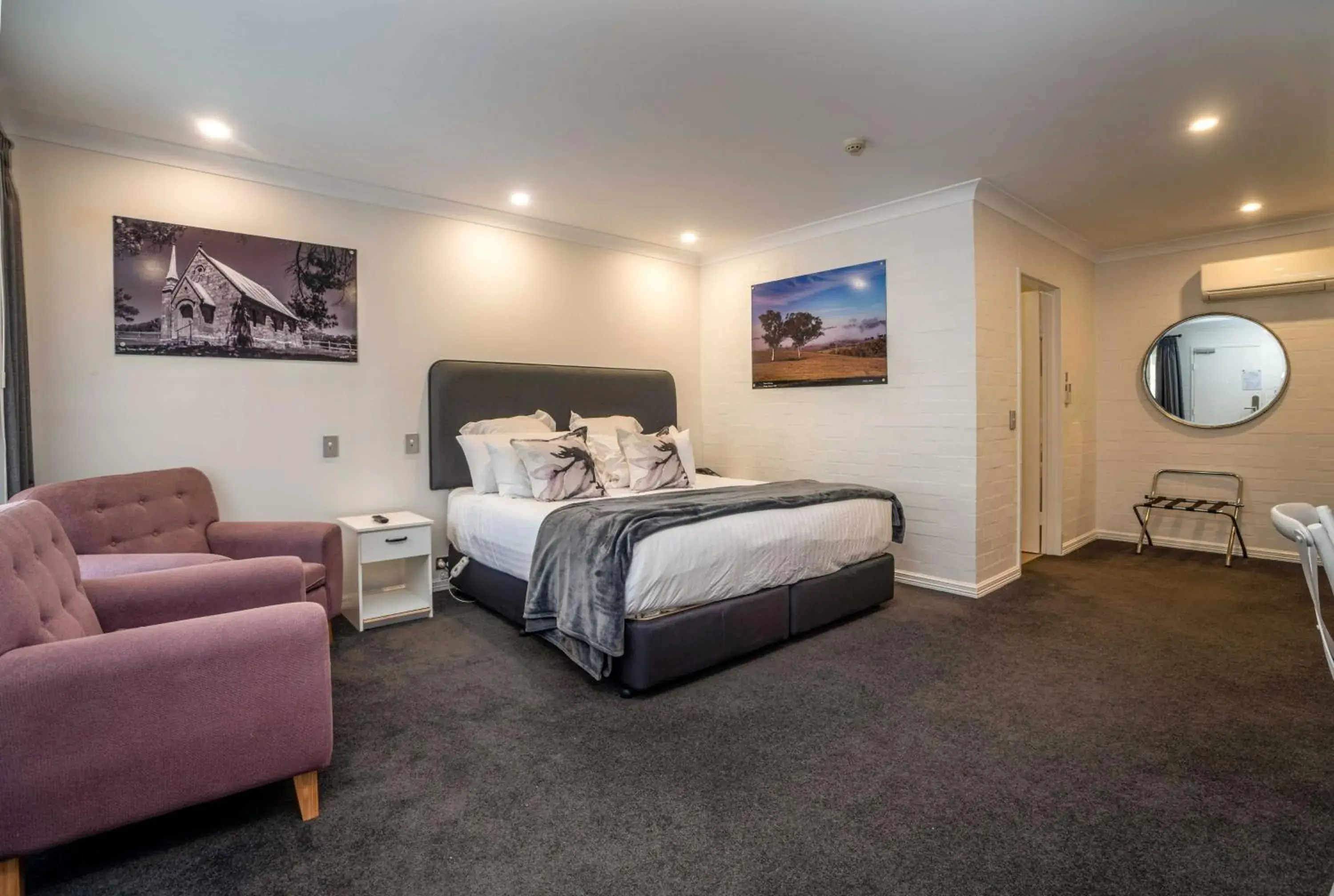 Deluxe King Room in Town Square Motel Deluxe King Room in Town Square Motel