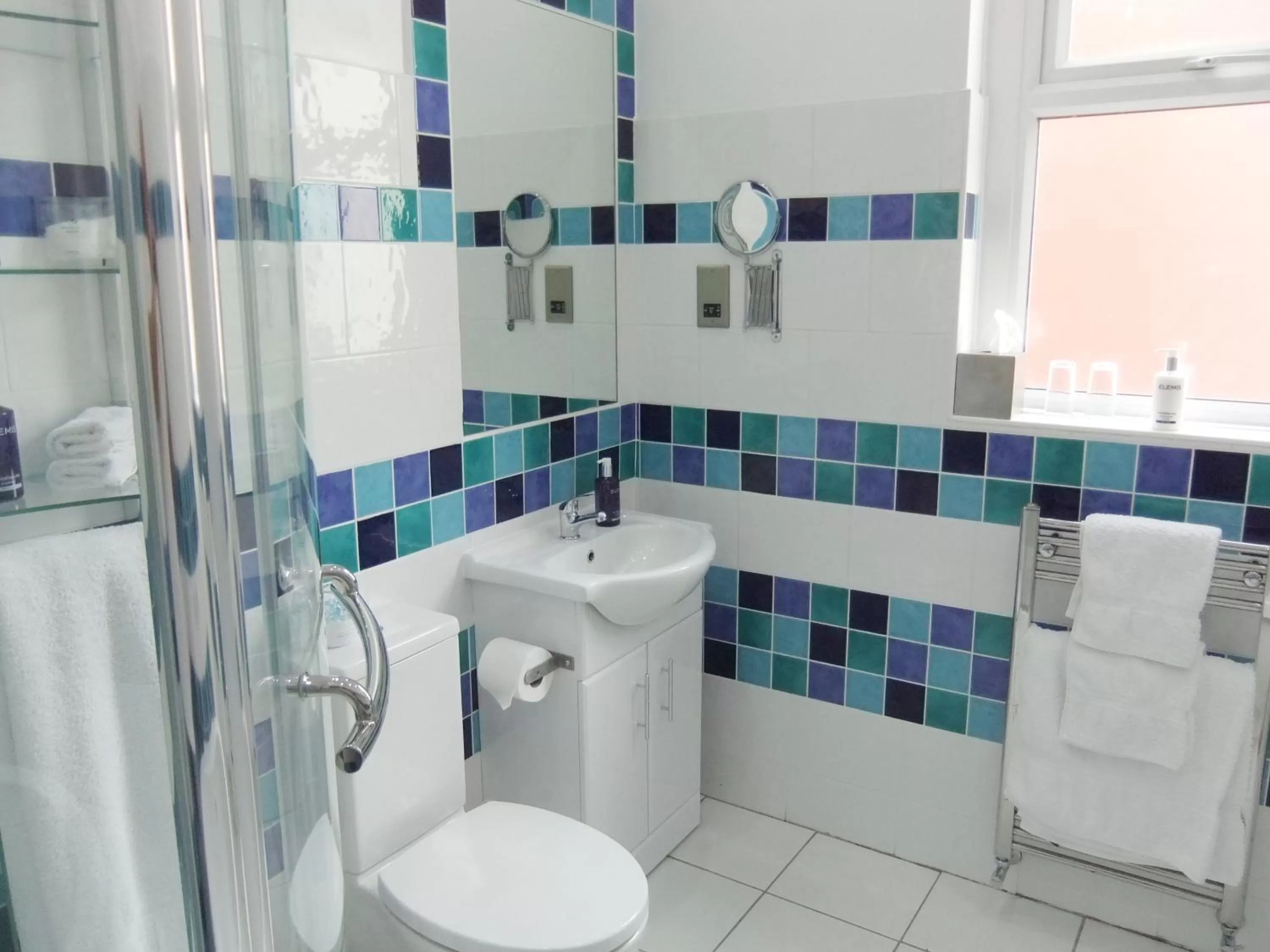 Summer, Bathroom in FourRooms - Couples Only