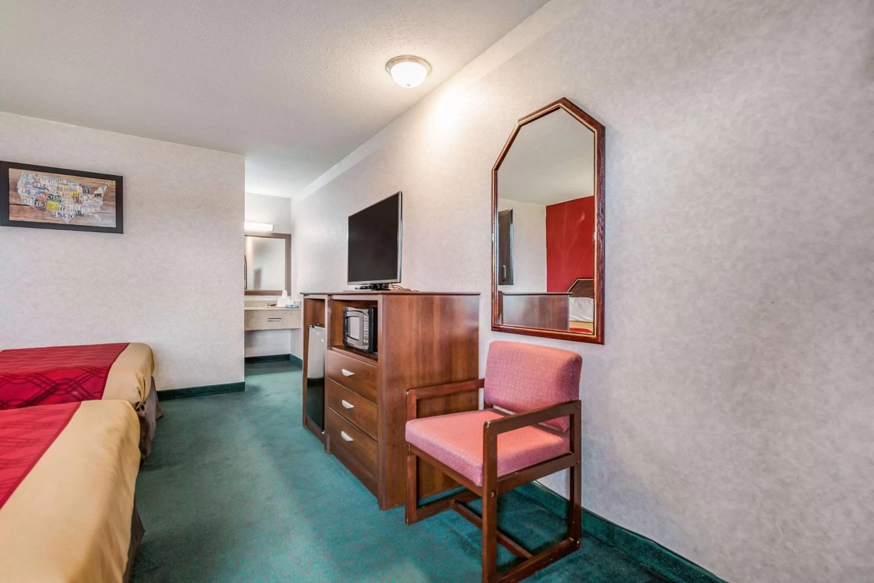 Photo of the whole room, Bed in Economy Inn