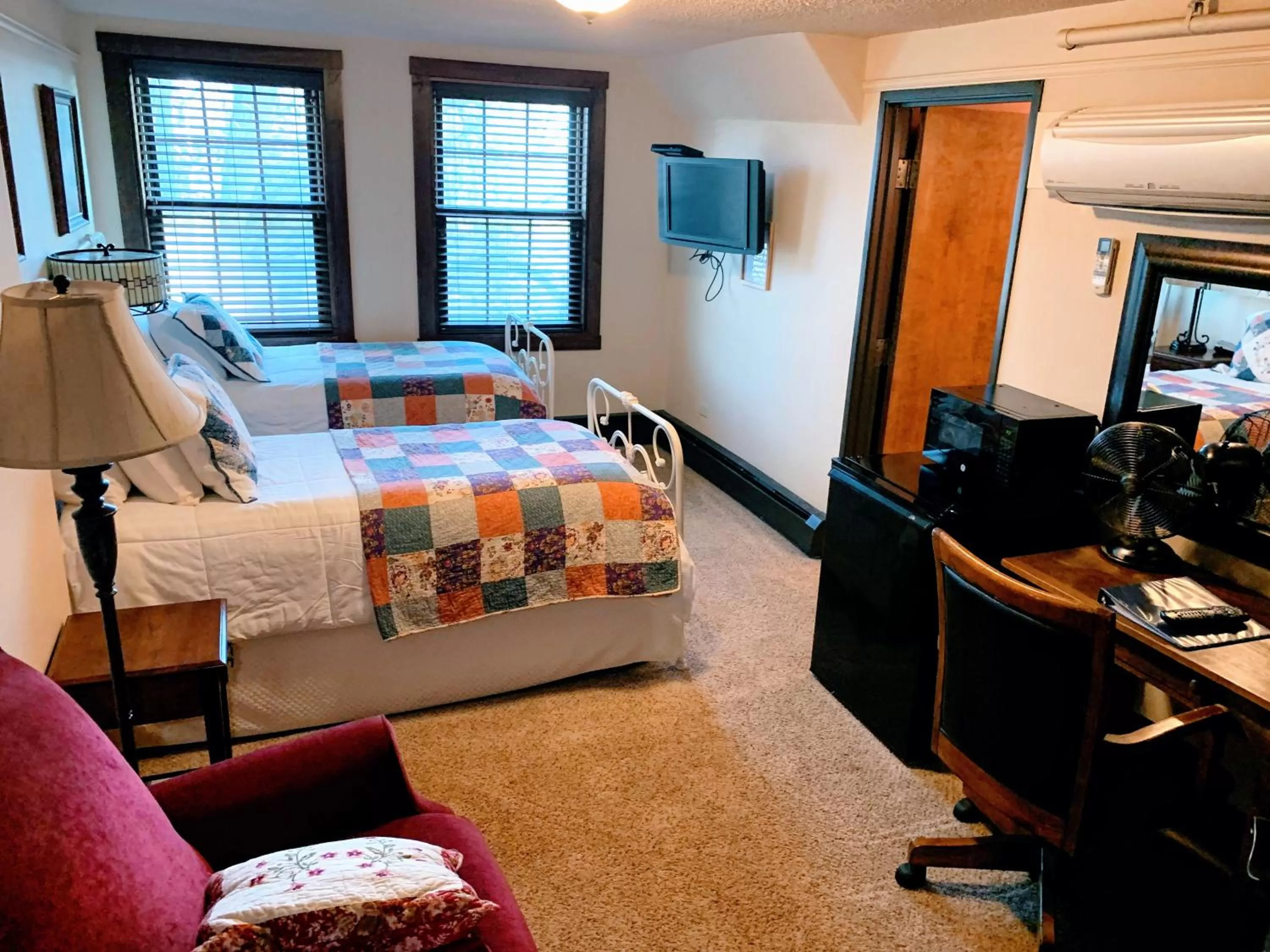 Bed in Iowa House Historic Inn