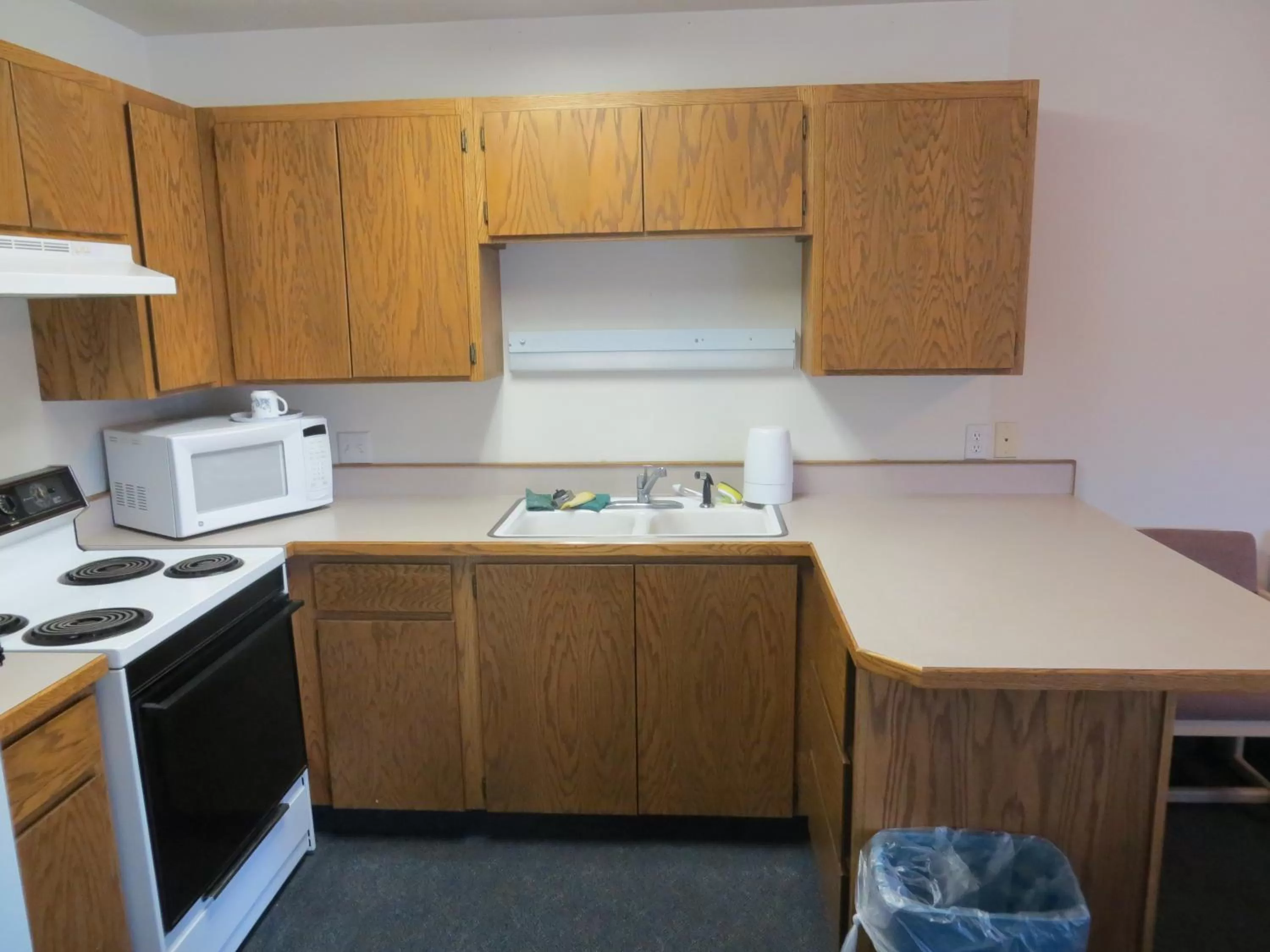 Kitchen or kitchenette in Four Corners Inn