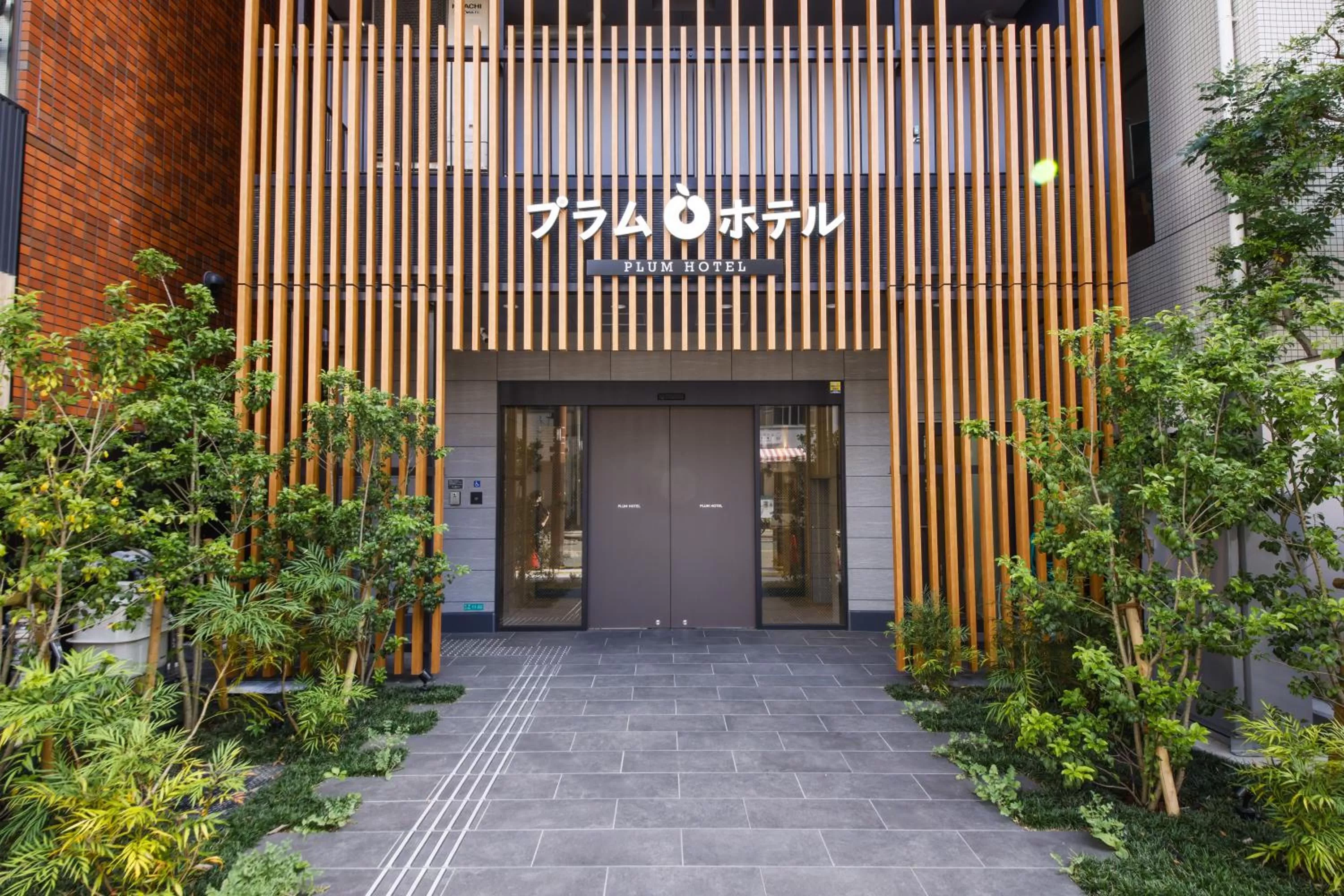 Facade/entrance in Plum Hotel