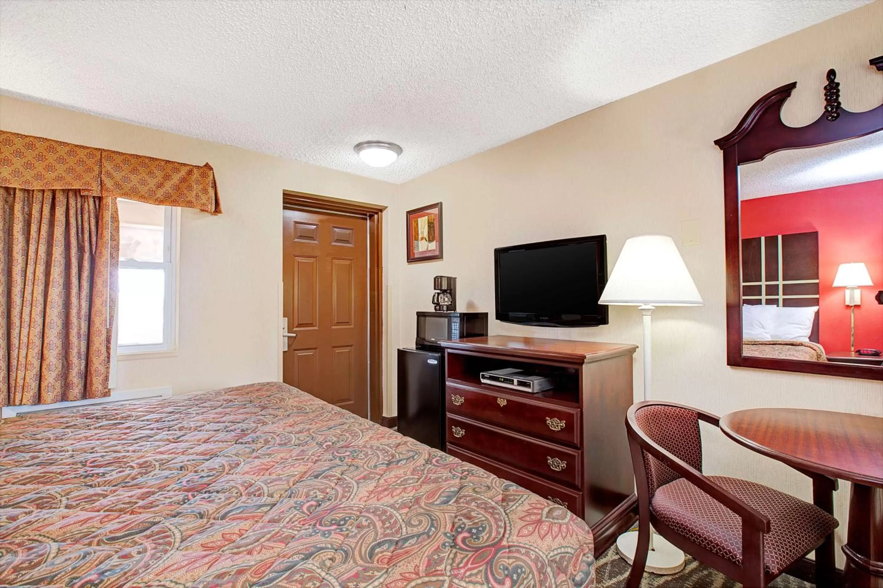 Queen Room - Non-Smoking in Days Inn by Wyndham Ridgefield NJ