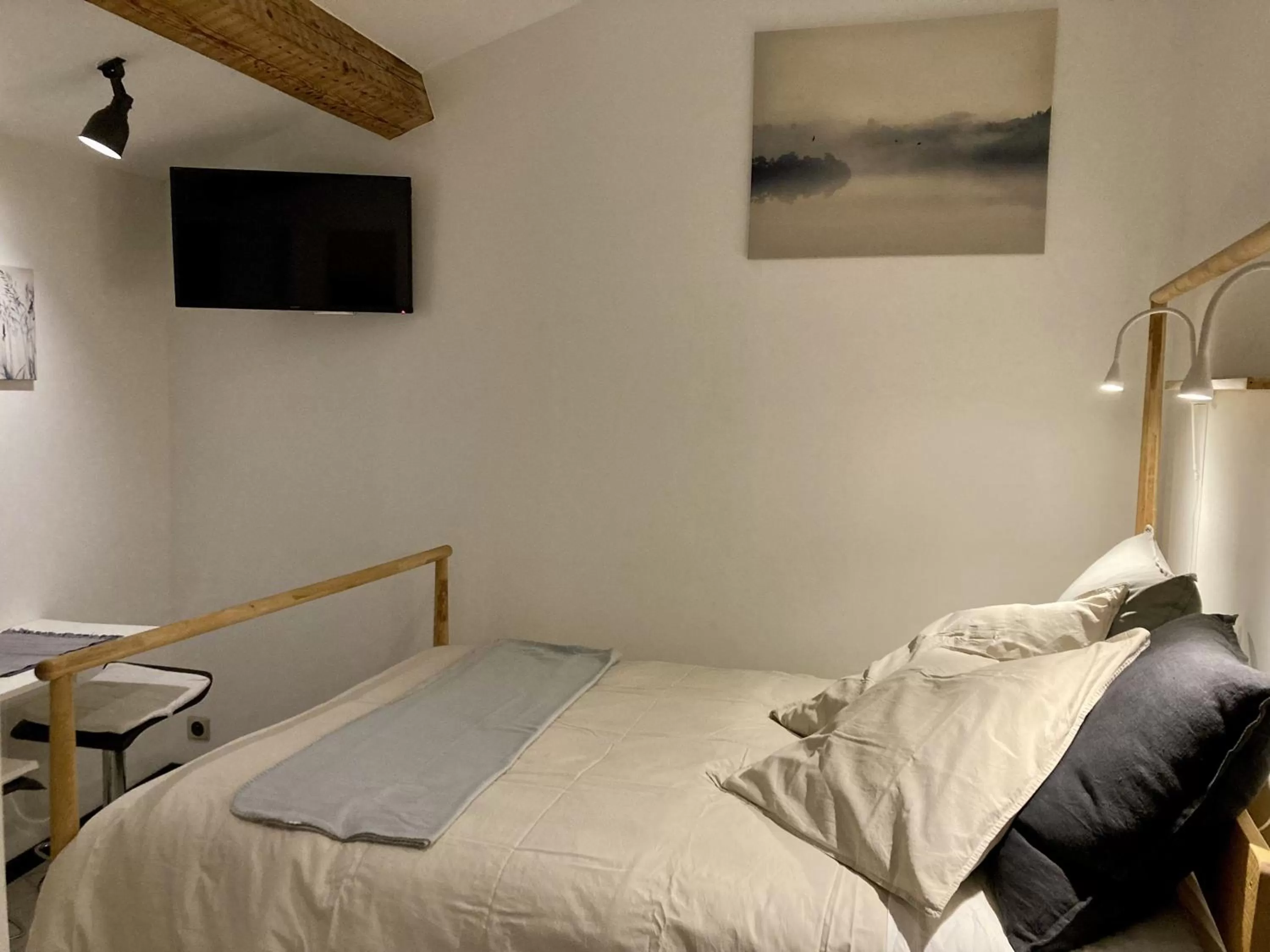 Bed in AUX 4 LOGIS - Studio Le Roof - Une vue splendide - Petit déjeuner offert 1ère nuit