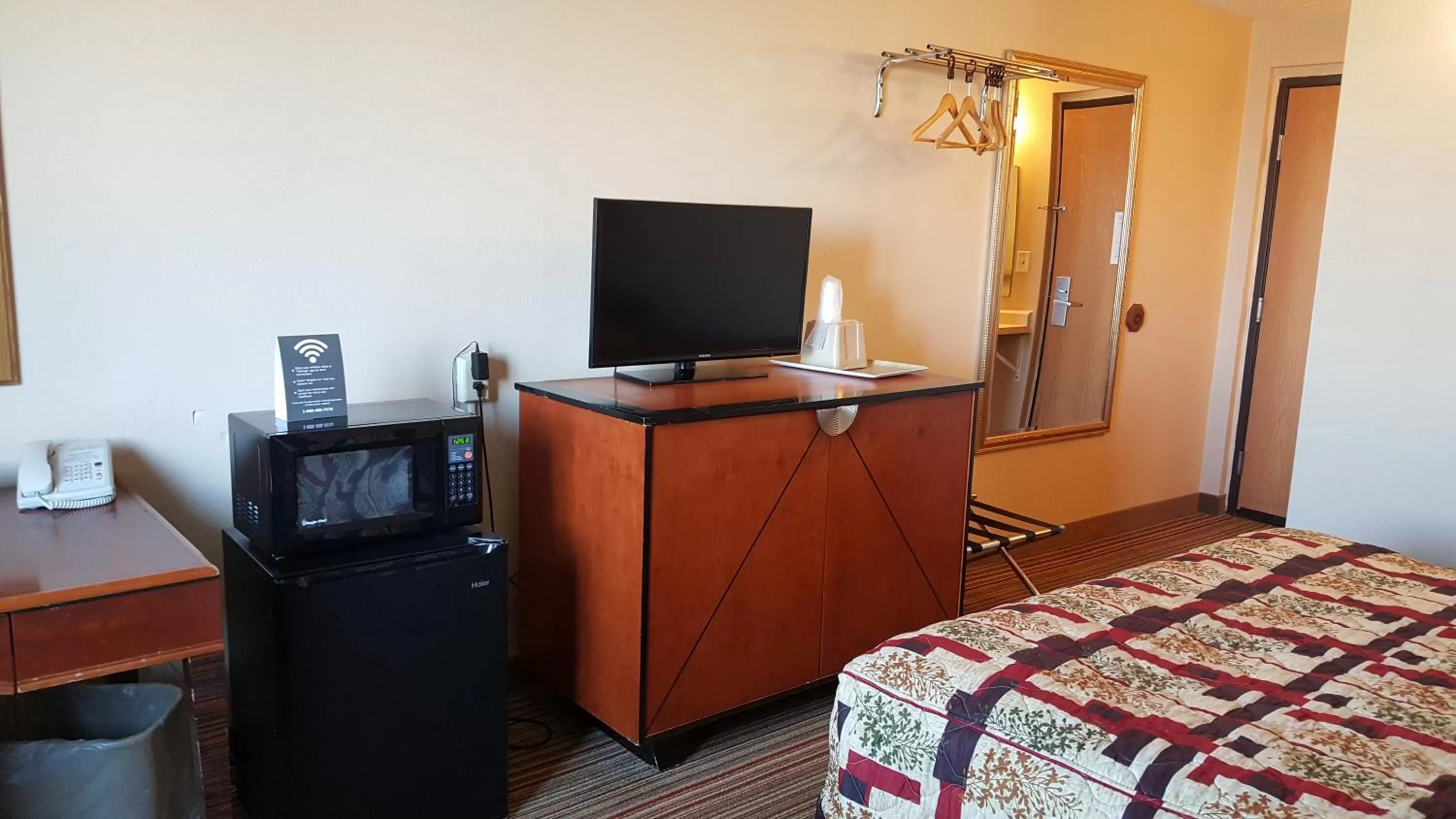 Bedroom, Bed in Knights Inn and Suites - Grand Forks
