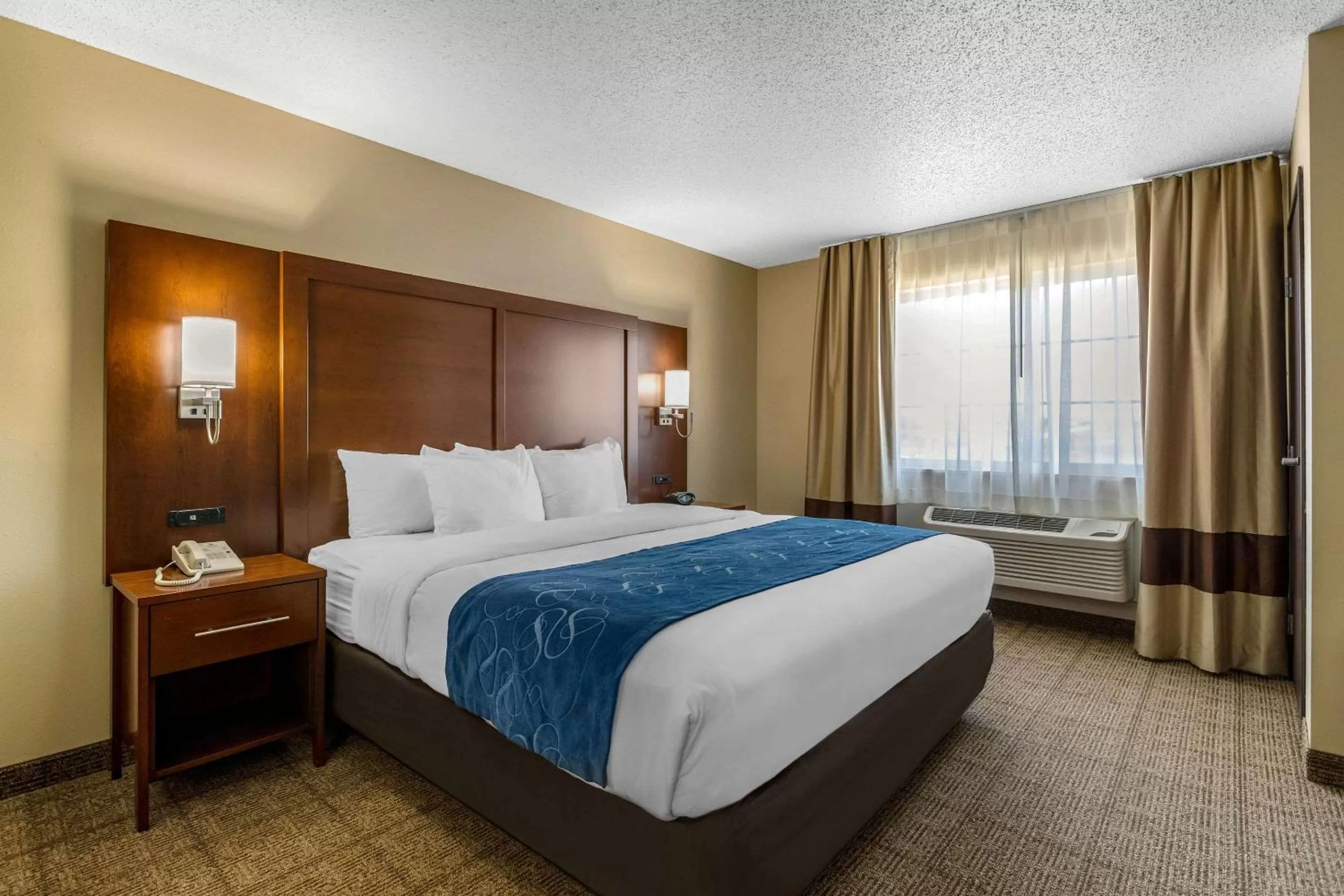 Photo of the whole room, Bed in Comfort Suites