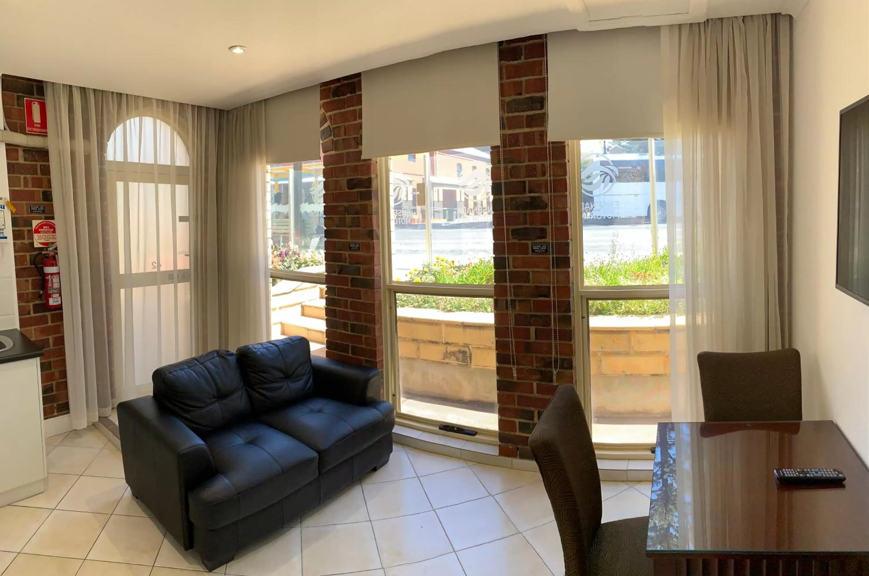 Living room in Ensenada Motor Inn and Suites