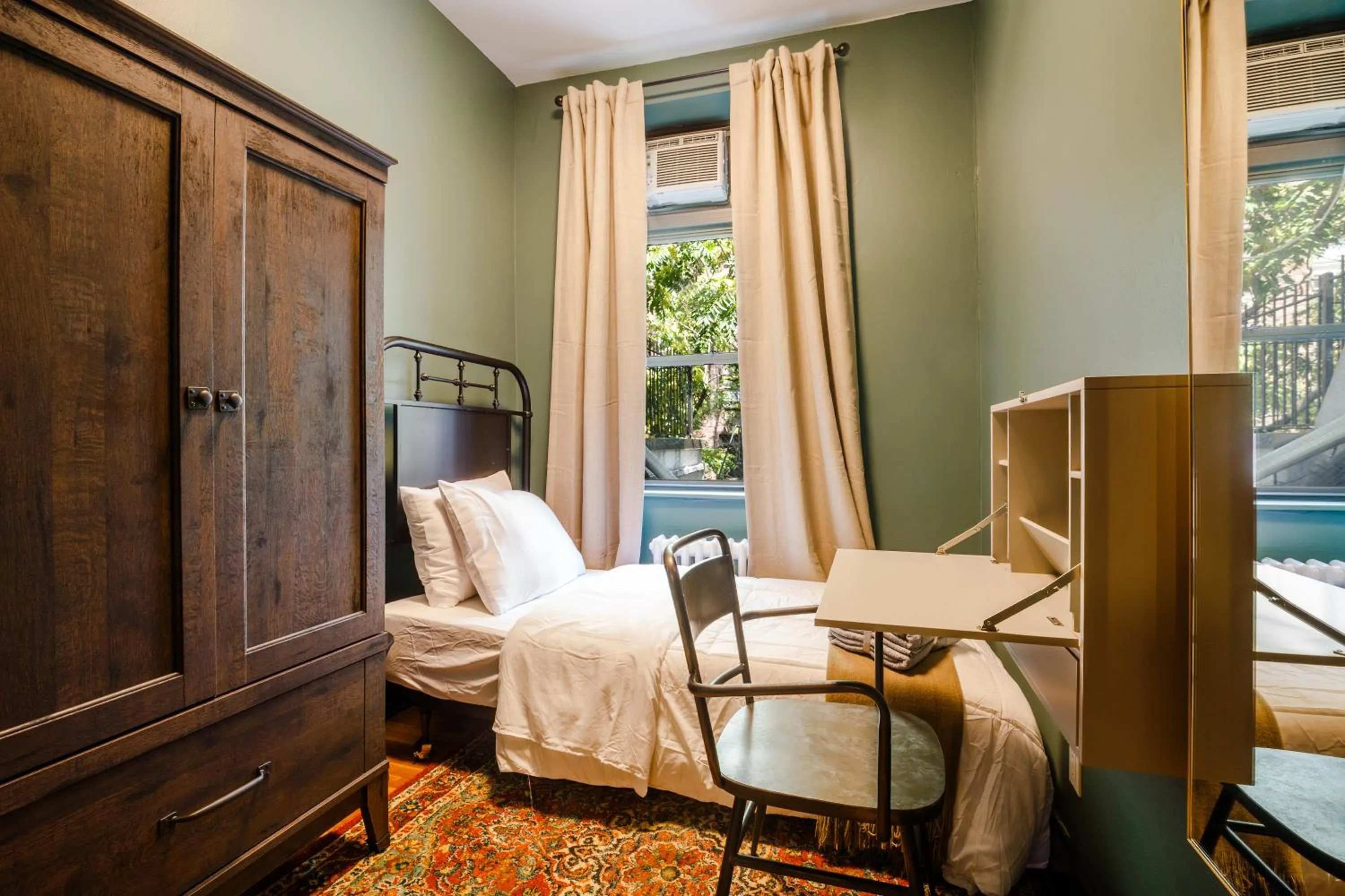 Photo of the whole room in Lamartine Chelsea