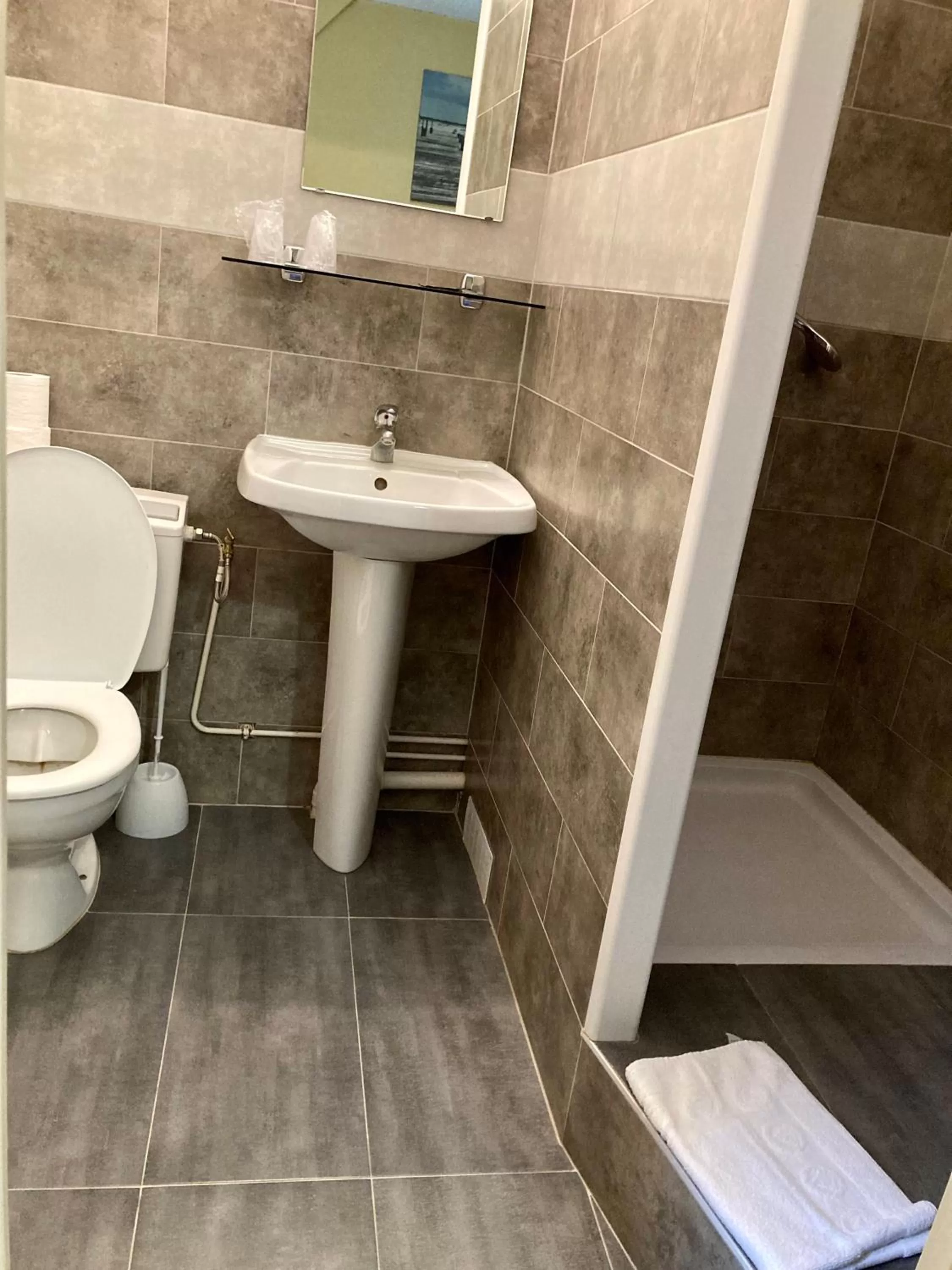 Shower in Hôtel De Champagne