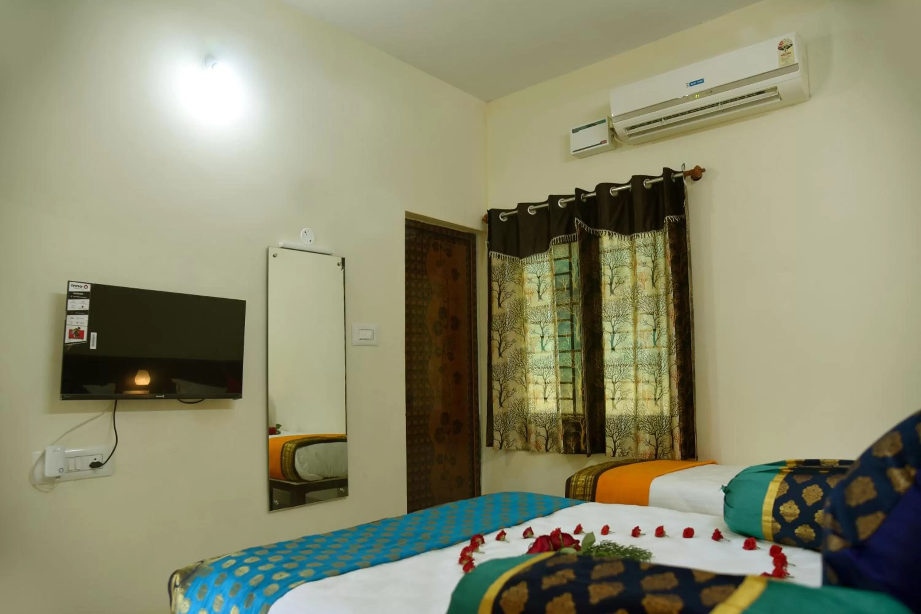 TV and multimedia, Bed in Kumbakonam Inn Hotels - Kumbakonam Inn Stay
