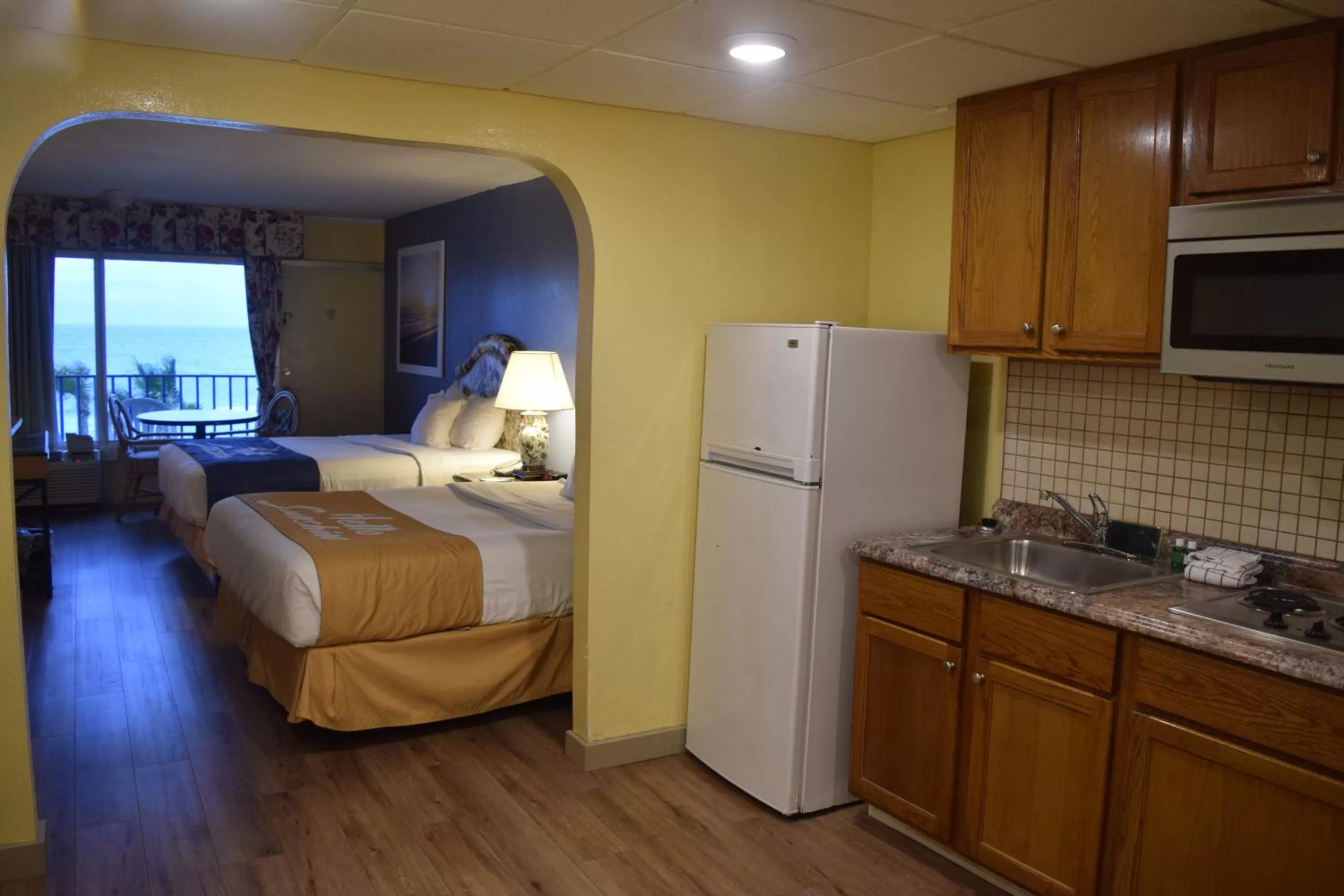 Kitchen or kitchenette, Bed in Days Inn by Wyndham Panama City Beach Beachfront Resort