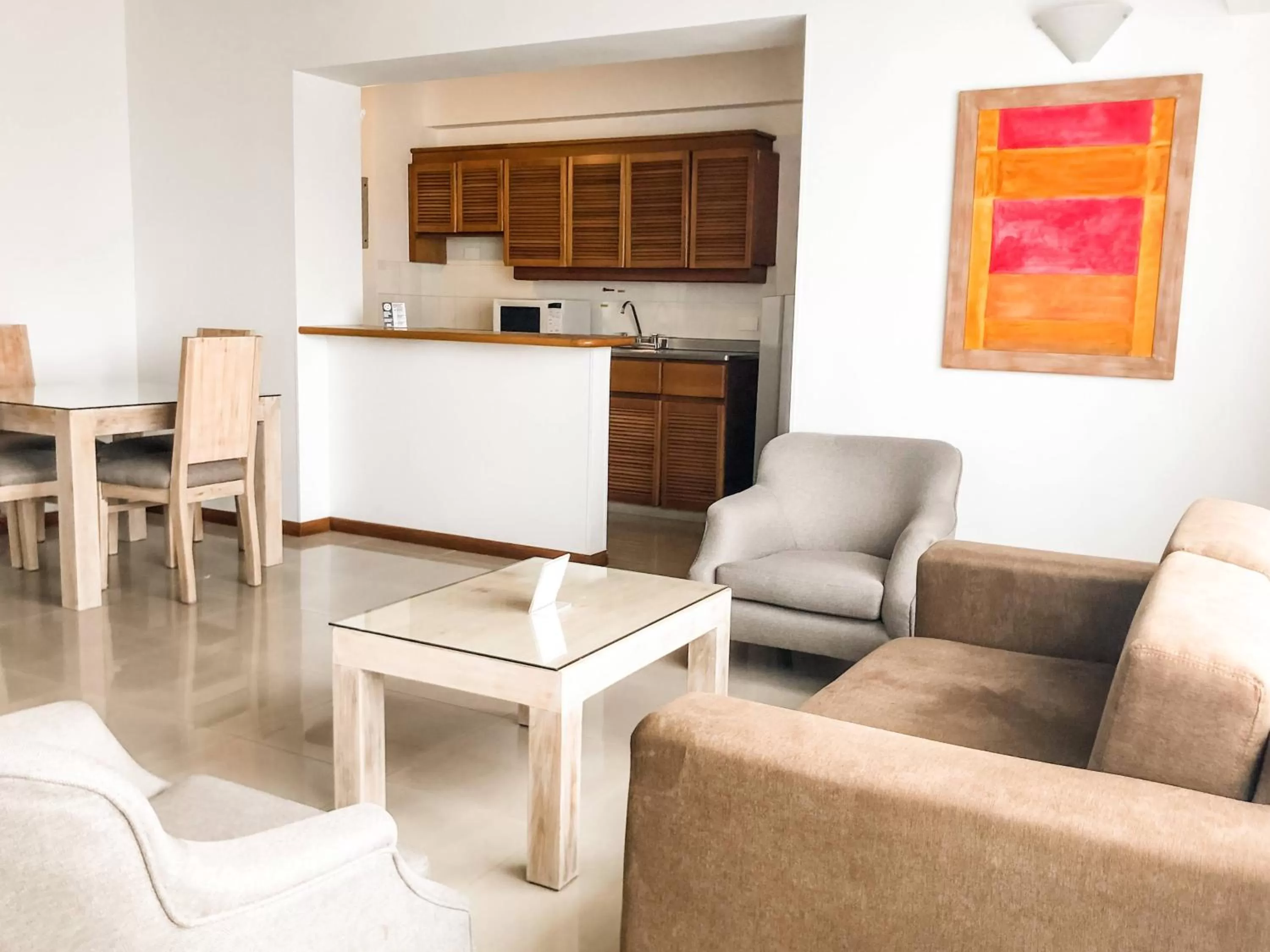 Kitchen or kitchenette in Portal del Rodeo ApartaHotel - Arkadia Mall