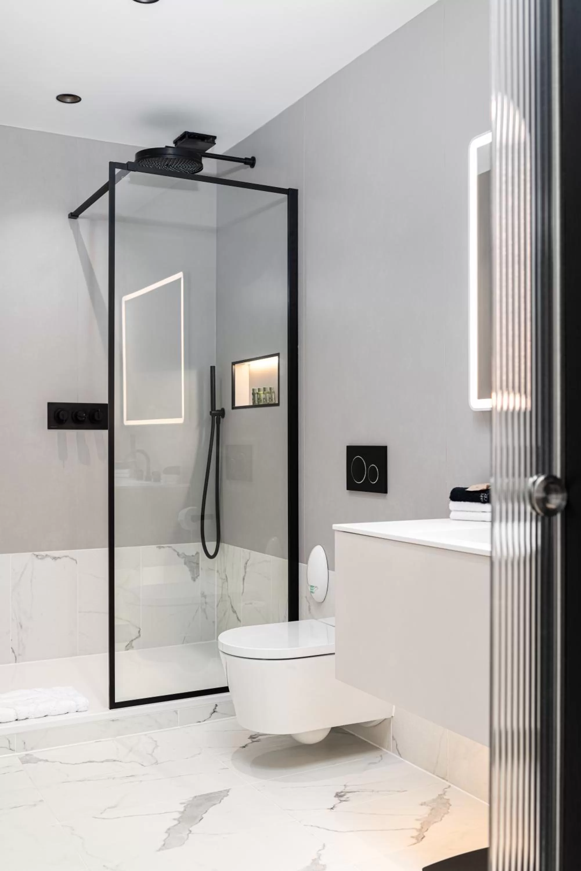 Shower in No.4 Carlton