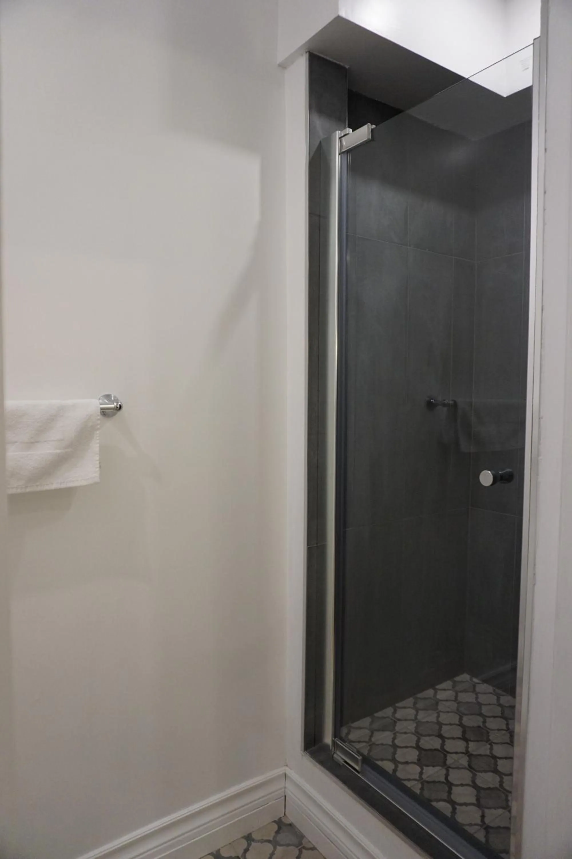 Shower in Hôtel Marie-Rollet
