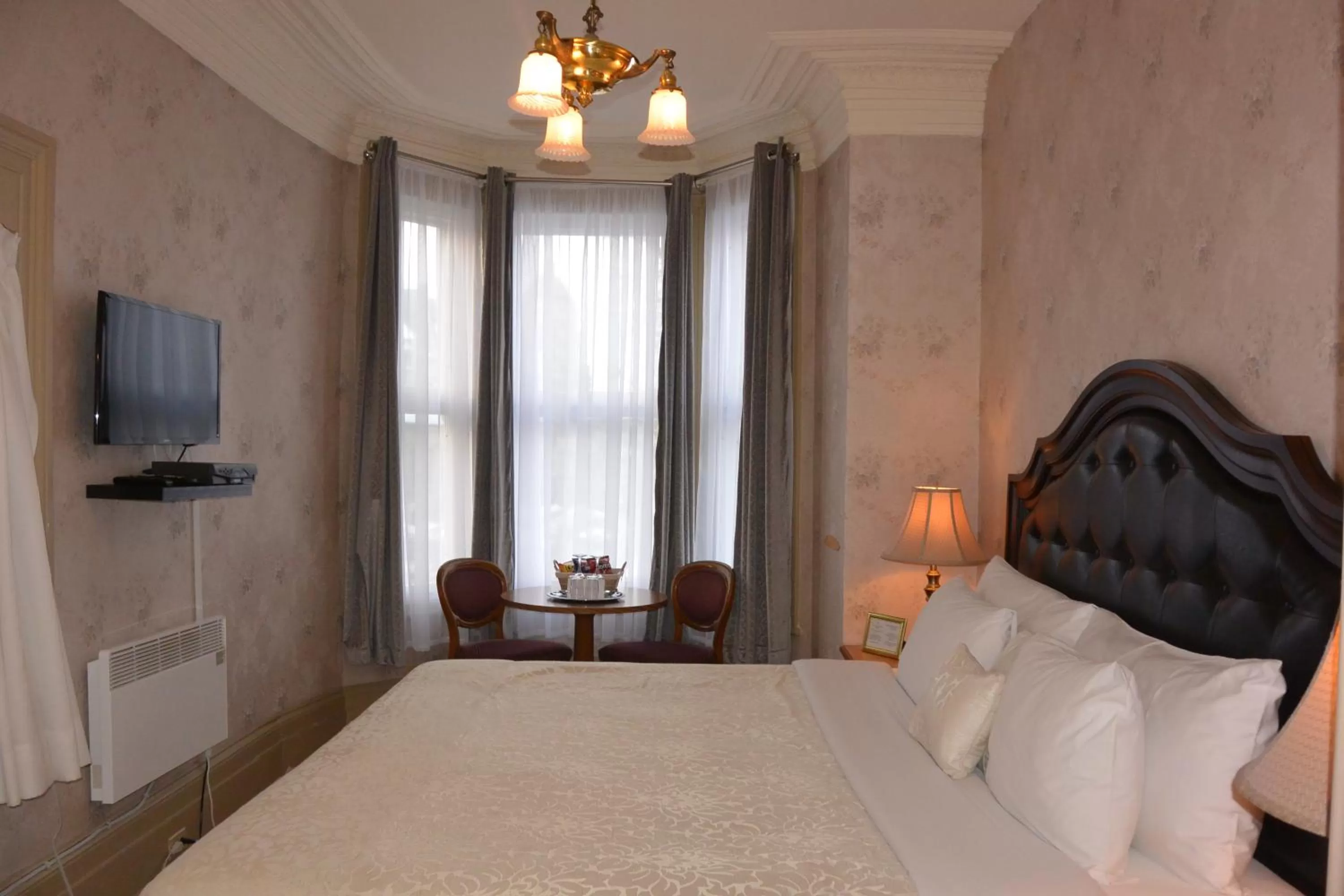 Photo of the whole room, Bed in Manoir Sainte Genevieve