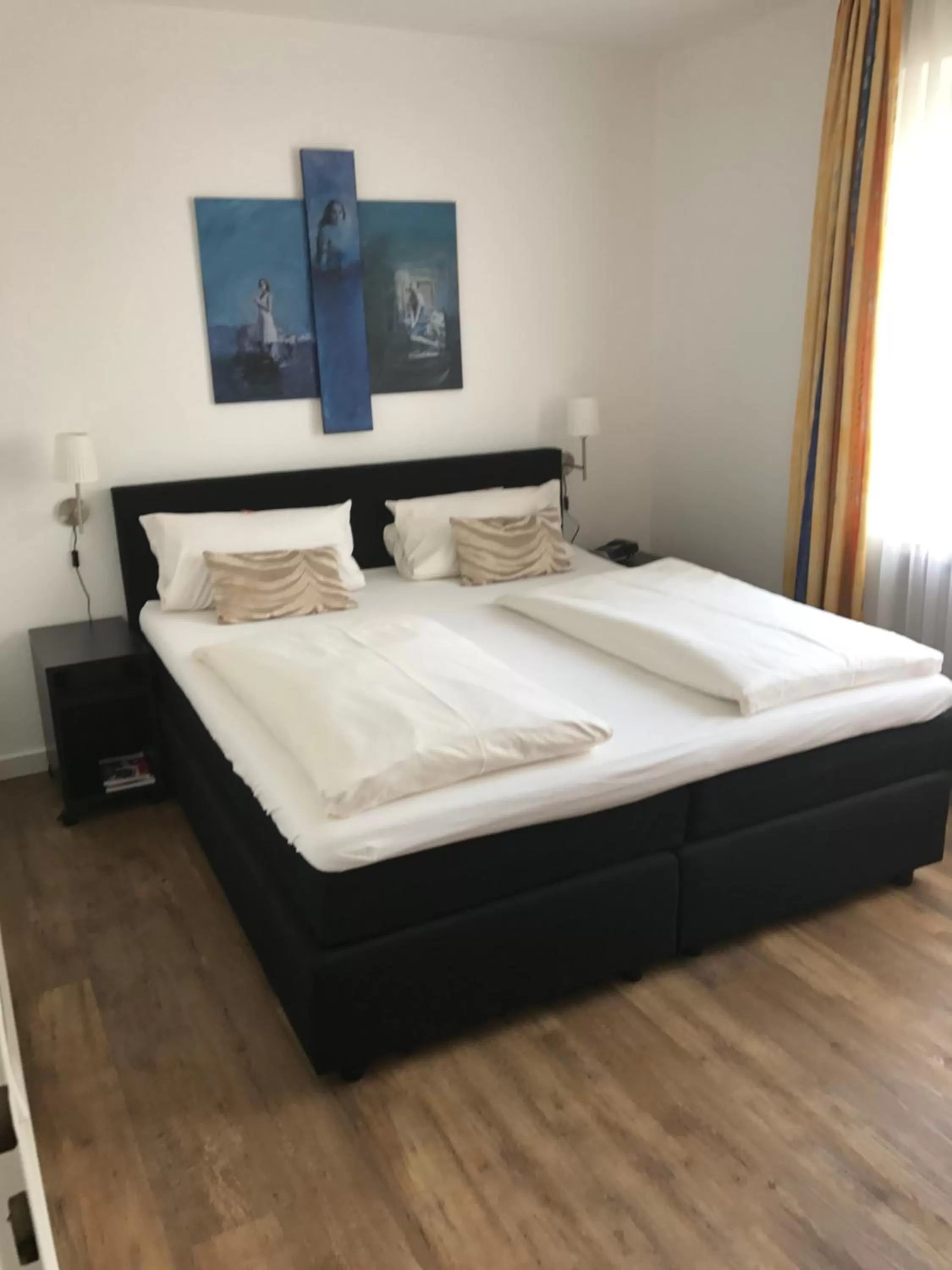 Bedroom, Bed in Hotel International am Theater