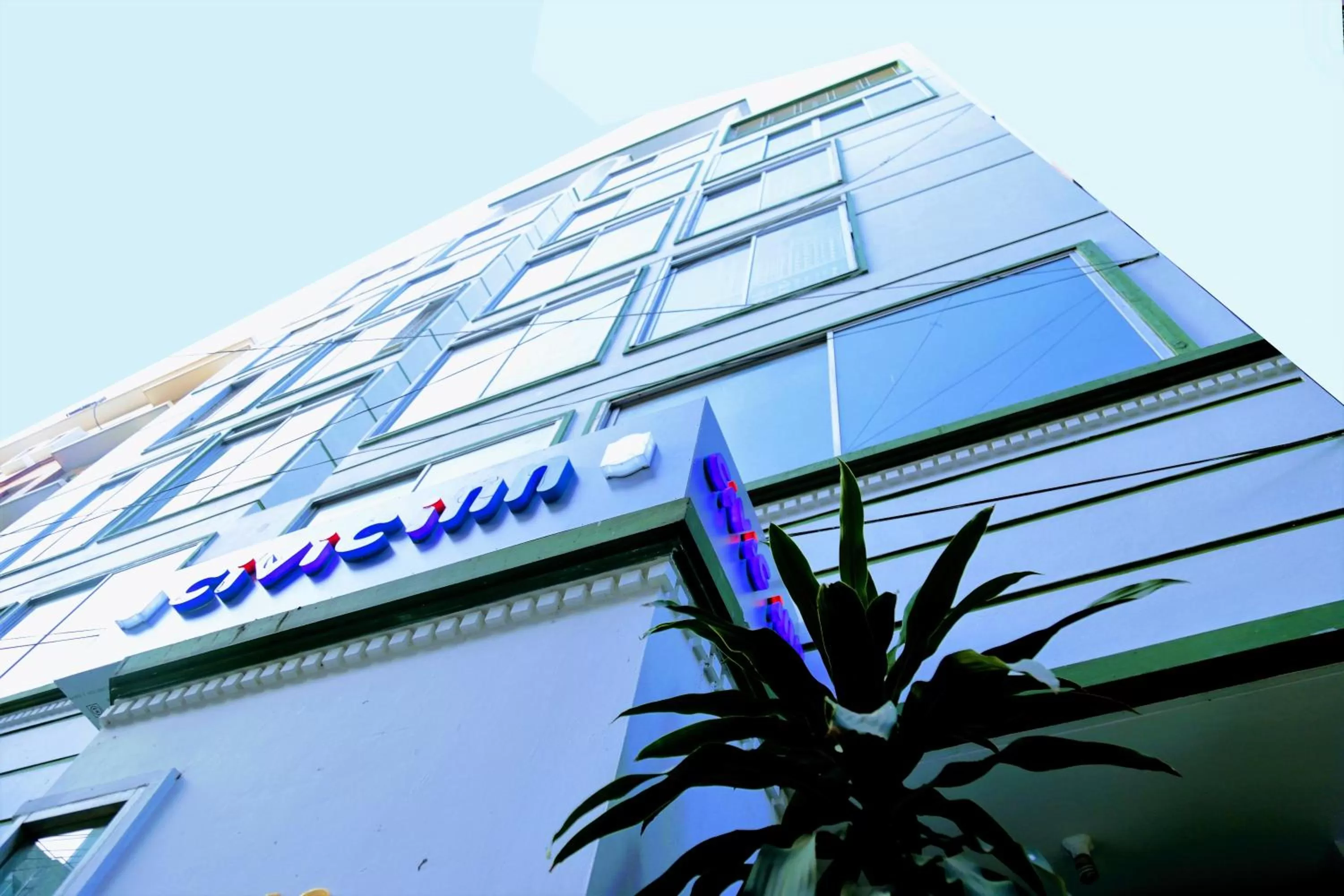 Facade/entrance in Civic Inn