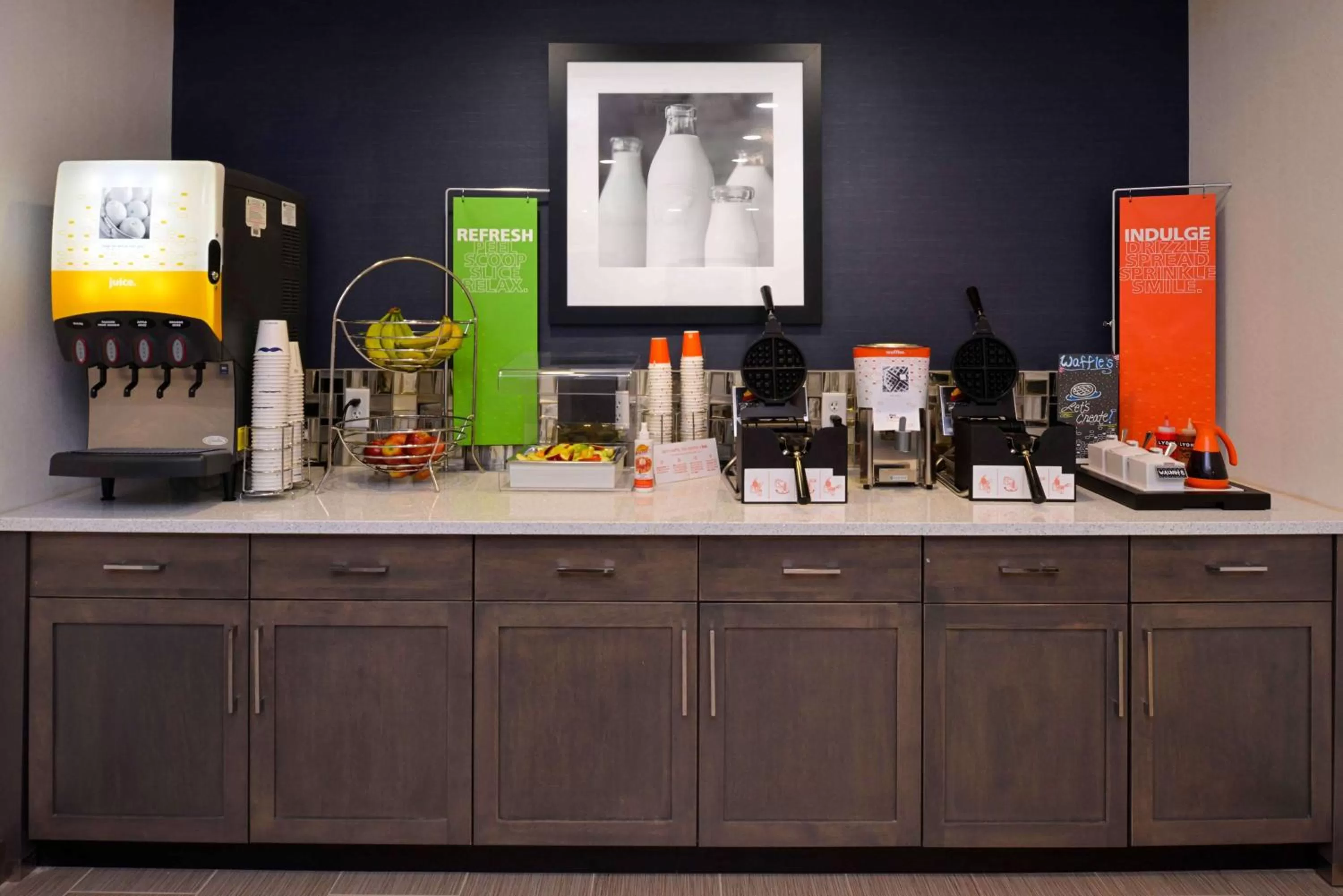 Dining area in Hampton Inn & Suites Albany-East Greenbush, NY