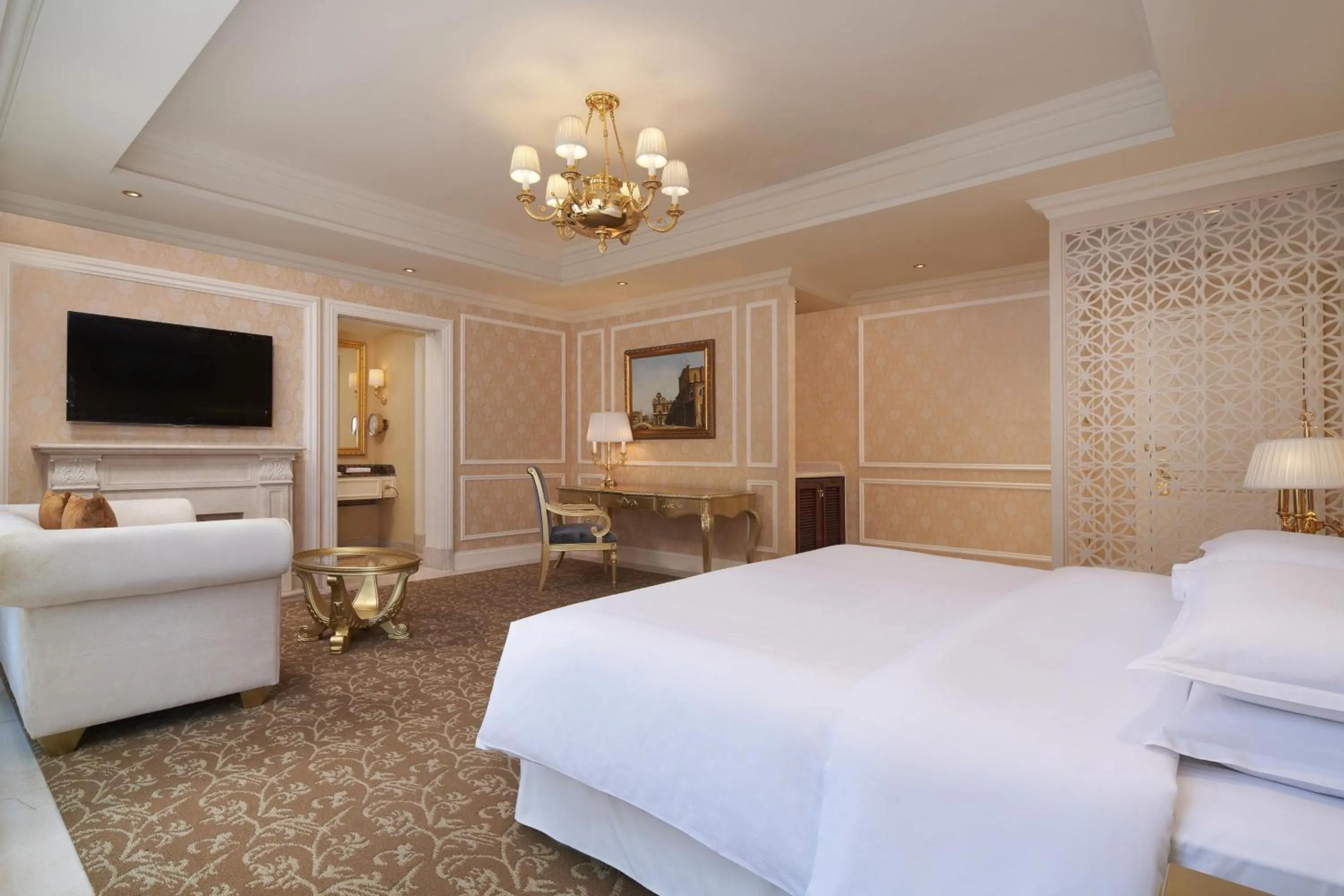 Photo of the whole room, Bed in Sheraton Chongqing Hotel