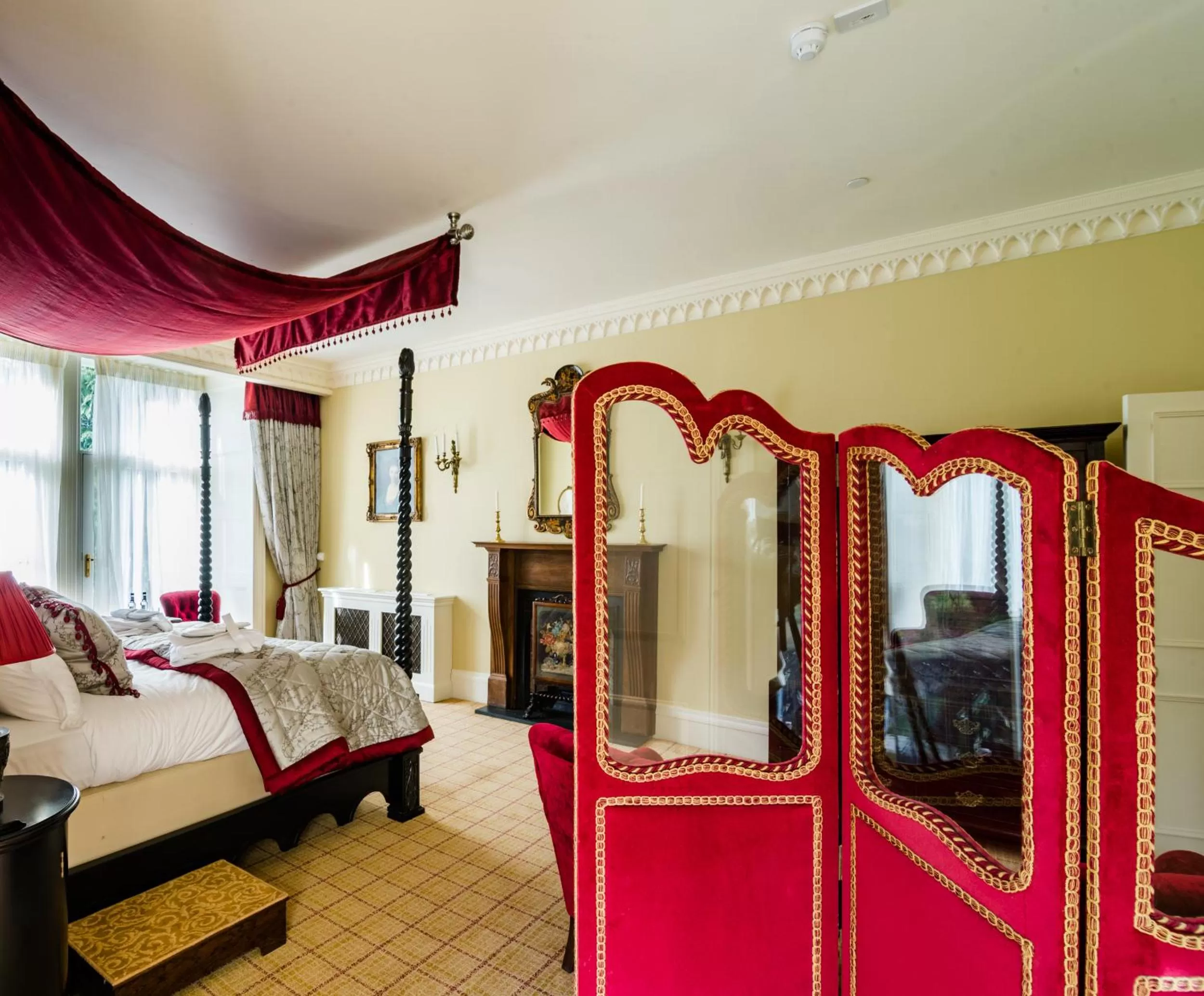 Photo of the whole room, Bed in Crossbasket Castle, Hotel & Restaurant