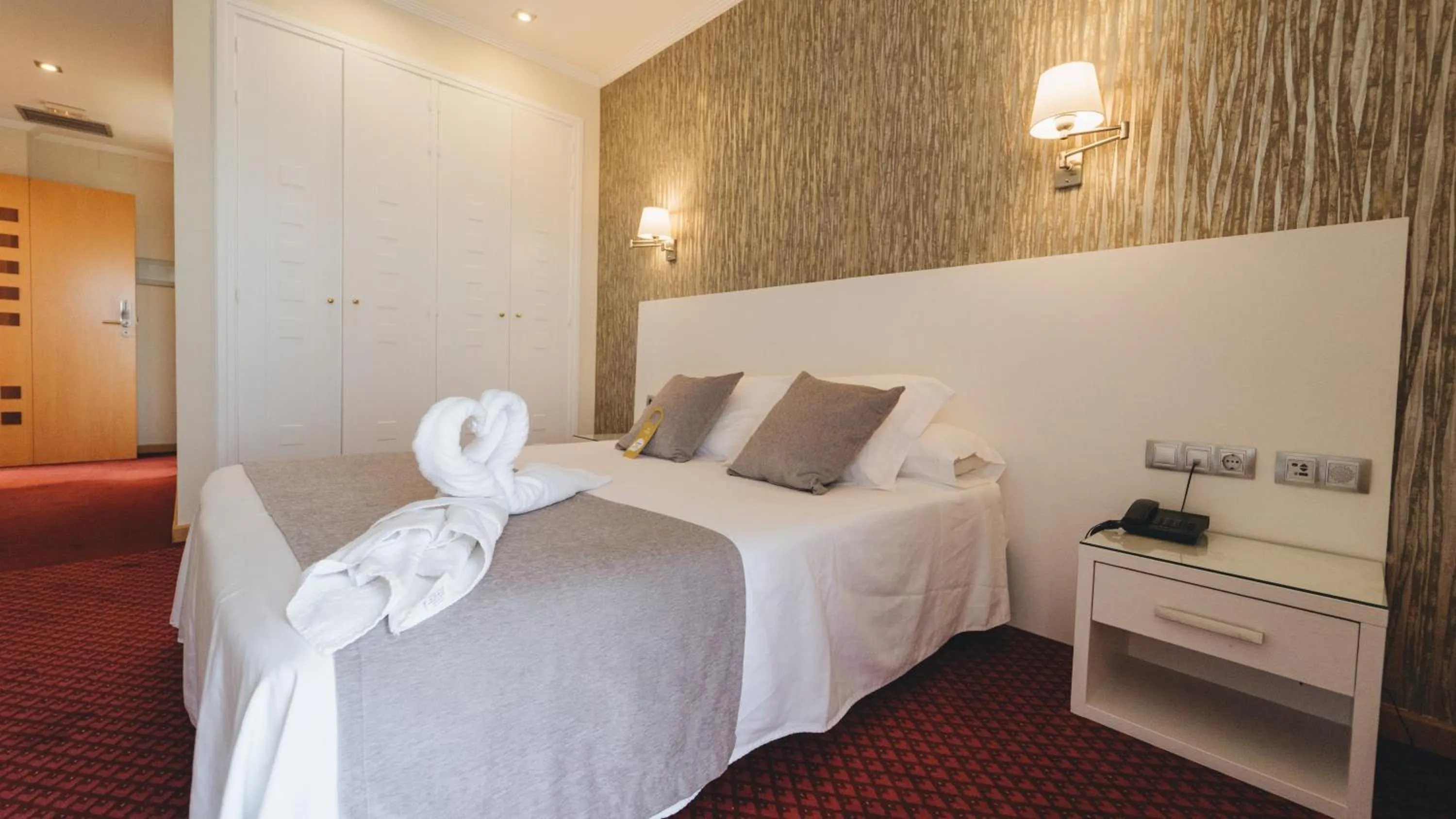 Bedroom, Bed in Peregrina Hotel