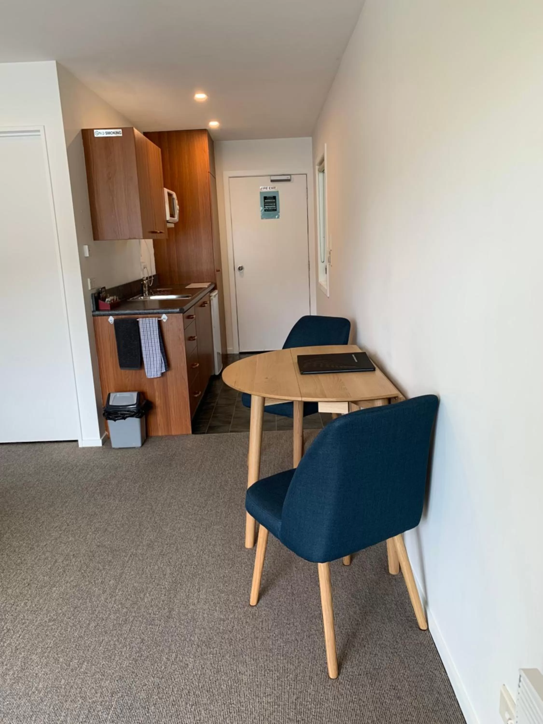 Kitchen/Kitchenette in Wanaka Heights Motel