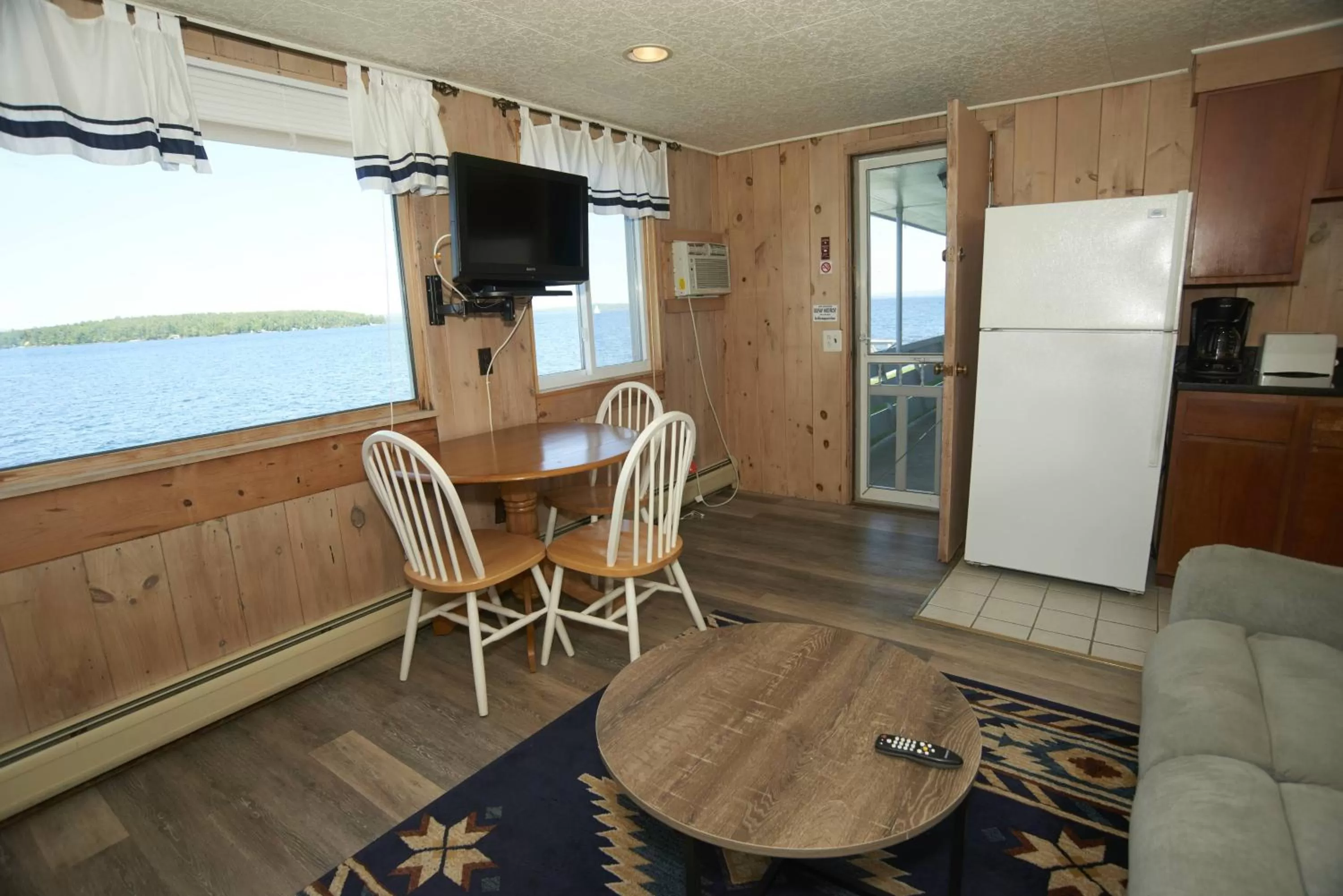 Dining Area in Belknap Point Inn