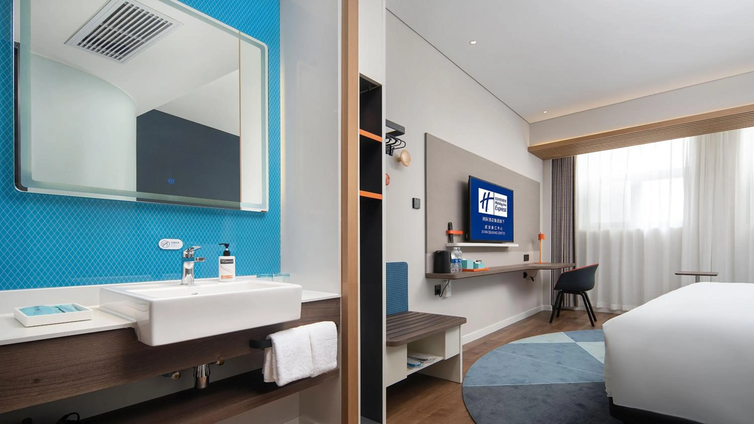 Photo of the whole room, Bed in Holiday Inn Express Xi'an Qujiang Center by IHG