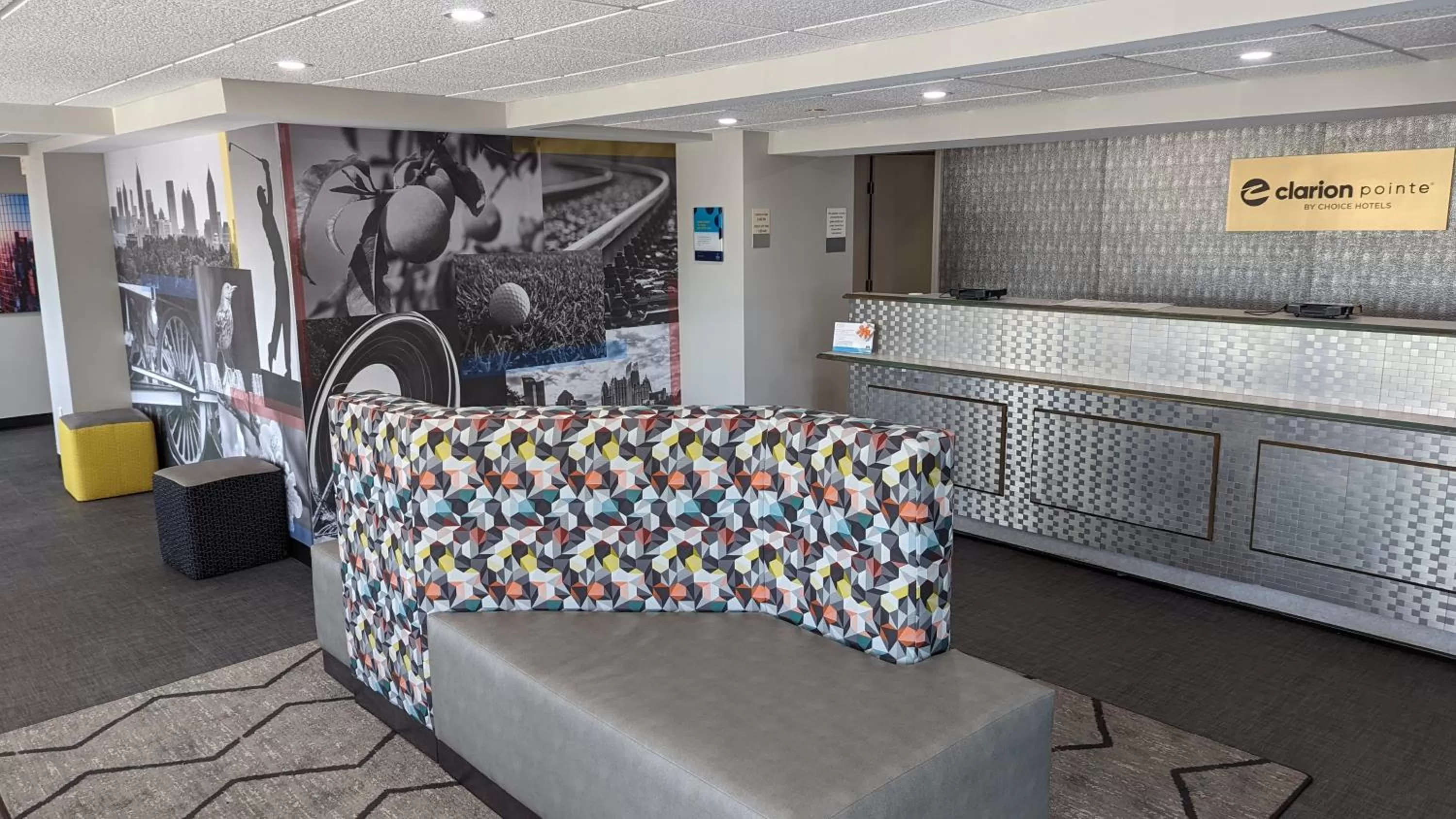 Lobby or reception in Clarion Pointe McDonough