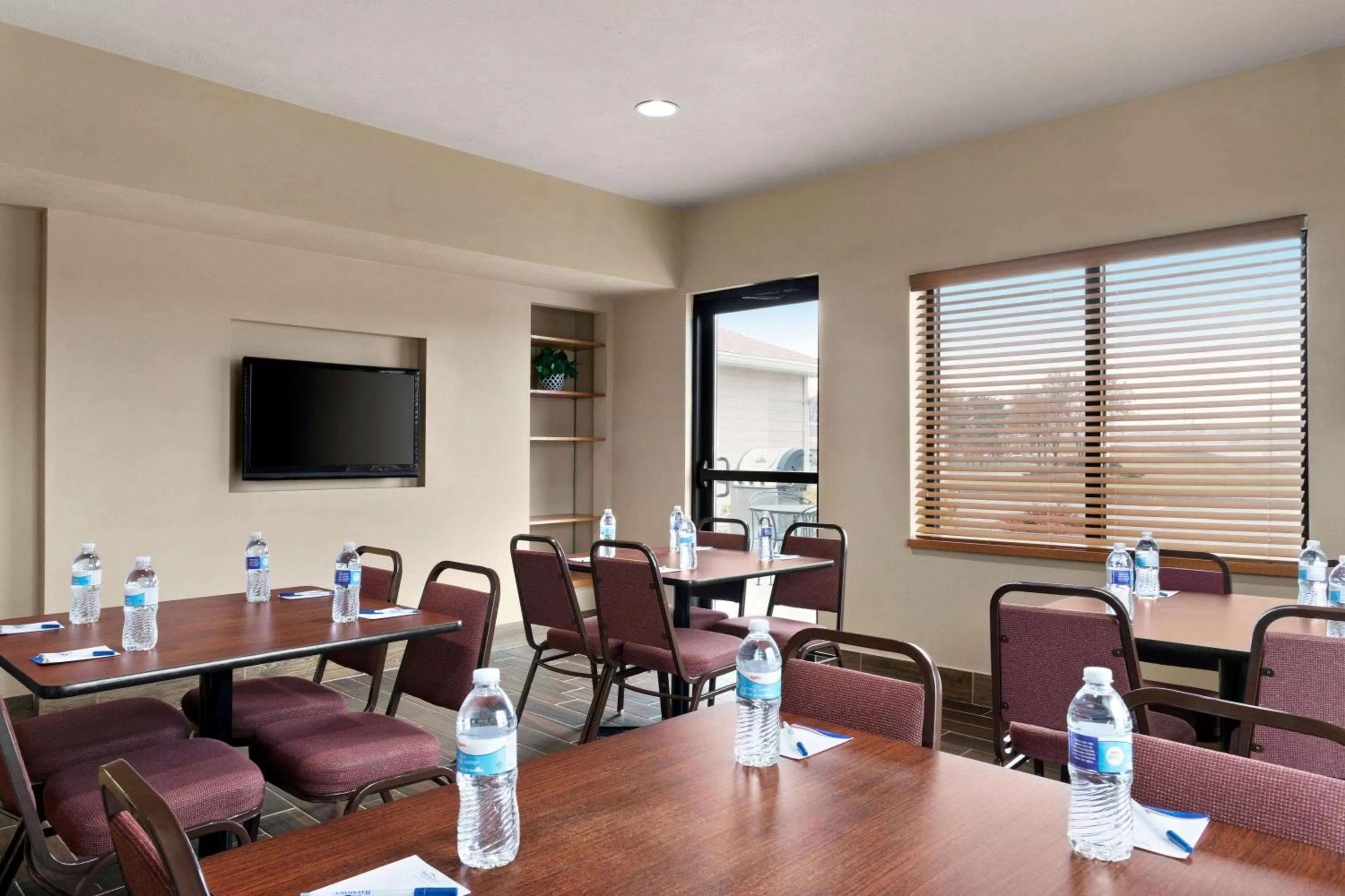 Meeting/conference room in Baymont by Wyndham Sioux Falls North,I-29,Russell St, Airport