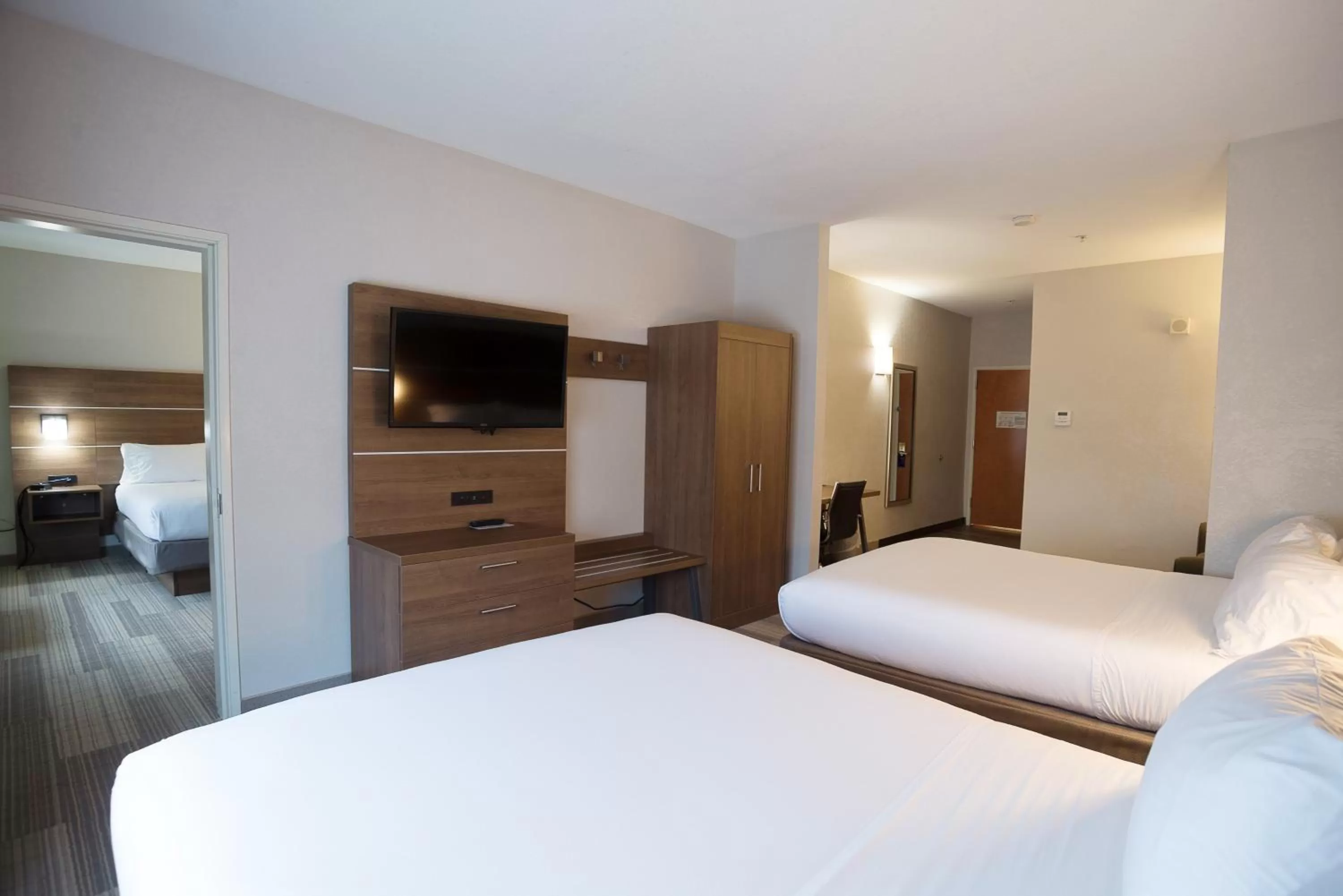 Photo of the whole room, Bed in Holiday Inn Express La Plata by IHG