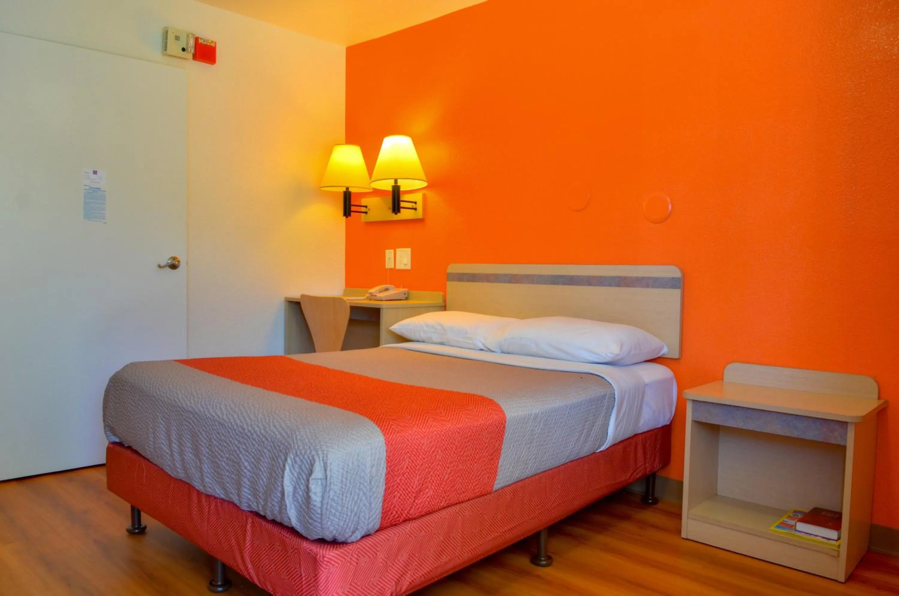 Bedroom, Bed in Motel 6-Santa Nella, CA - Los Banos - Interstate 5