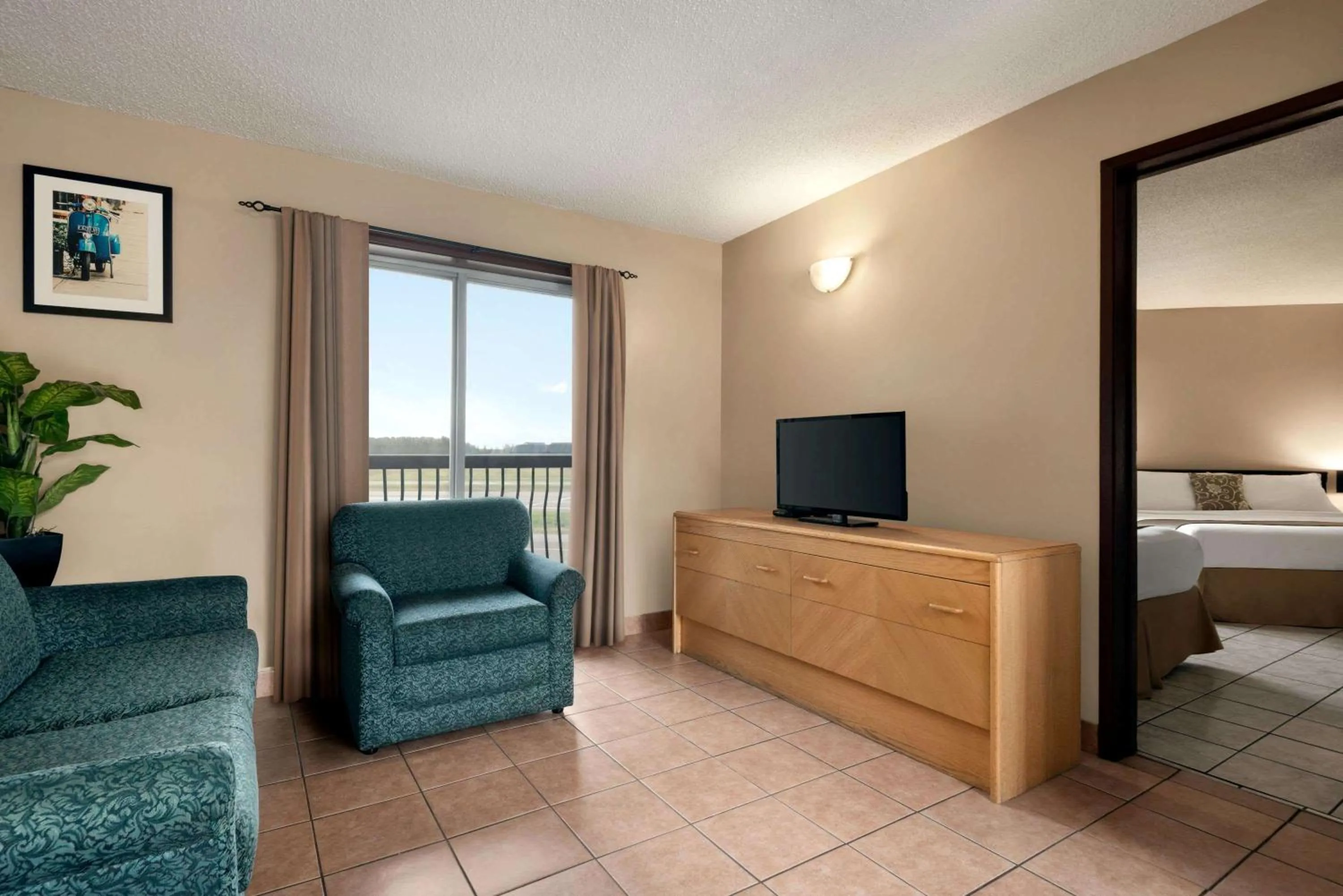 Photo of the whole room, Bed in Thriftlodge Edmonton