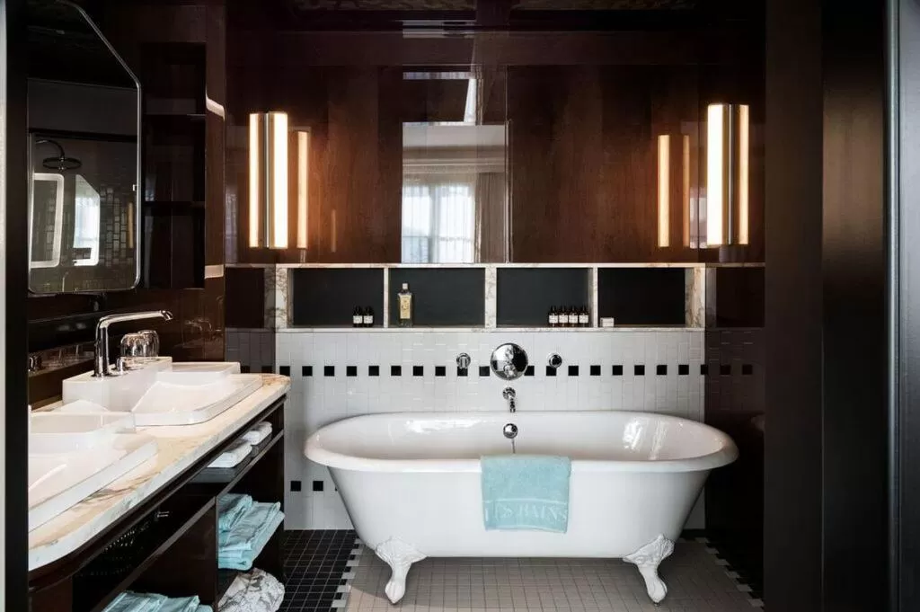 Bathroom in Hotel Les Bains Paris