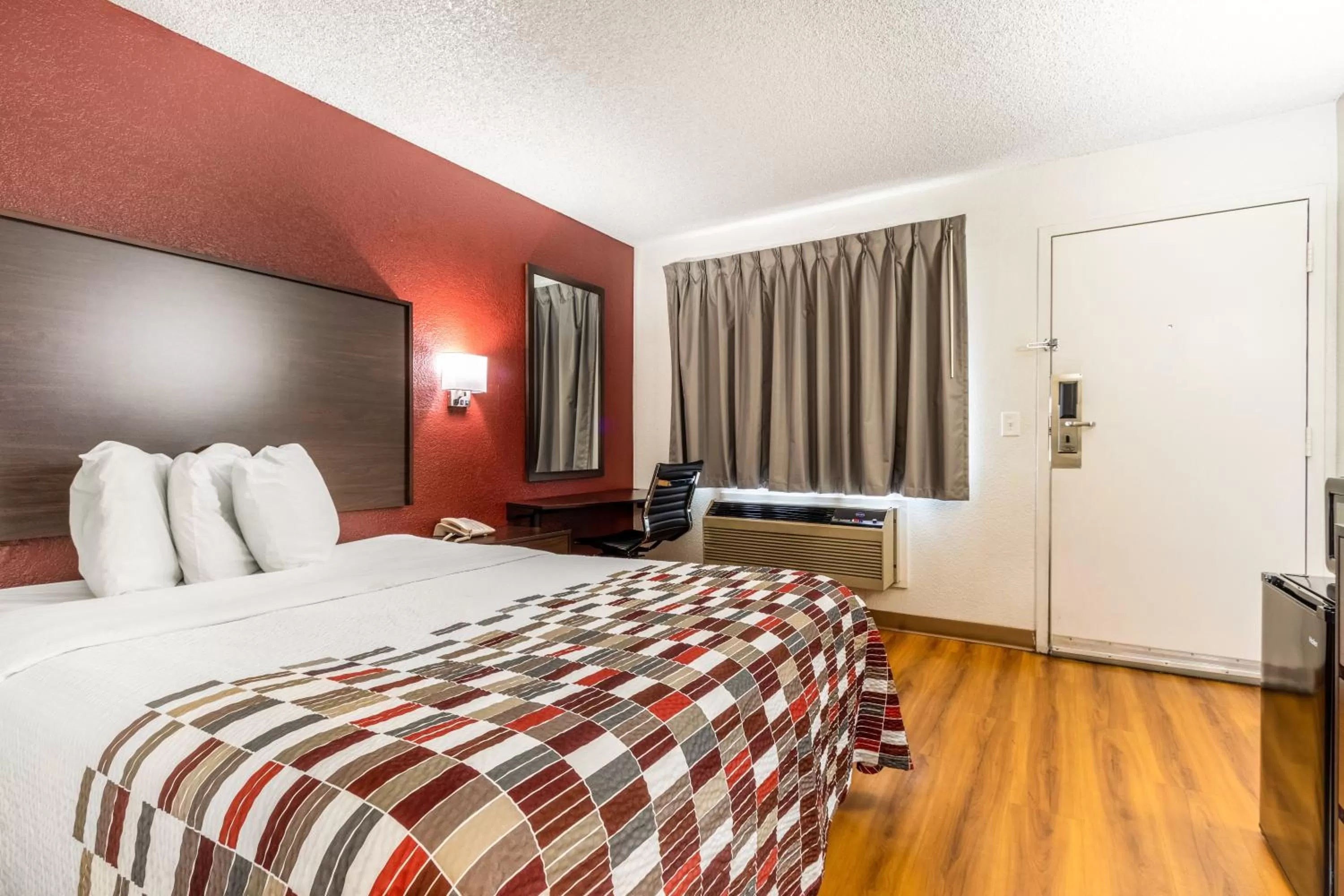 Photo of the whole room, Bed in Red Roof Inn Phoenix- Midtown