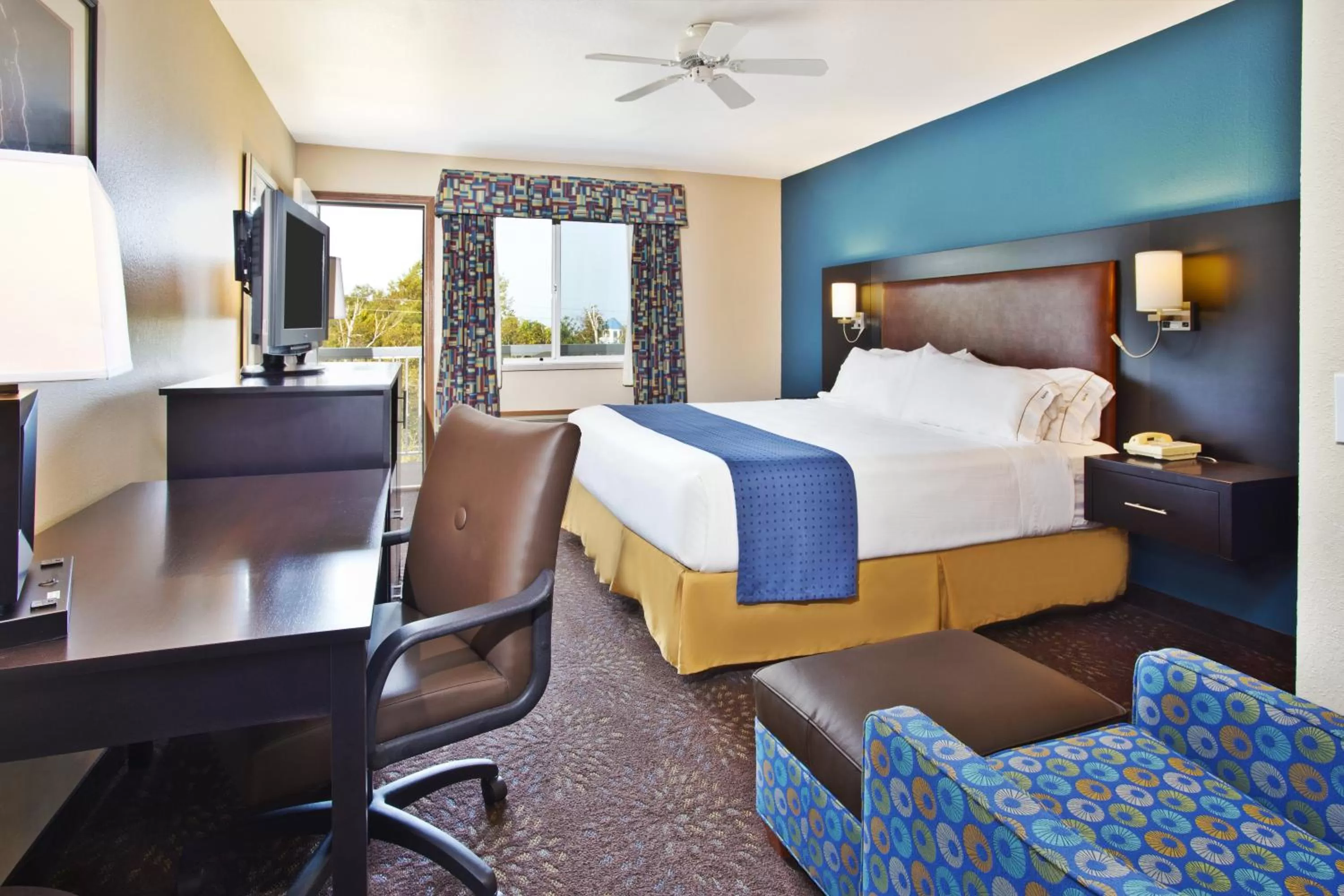 Photo of the whole room, Bed in Holiday Inn Express Mackinaw City by IHG