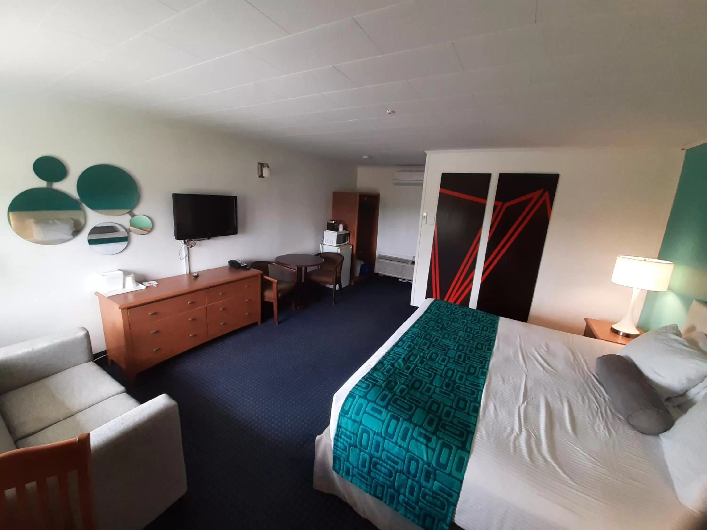 Photo of the whole room, Bed in Howard Johnson by Wyndham Woodstock NB