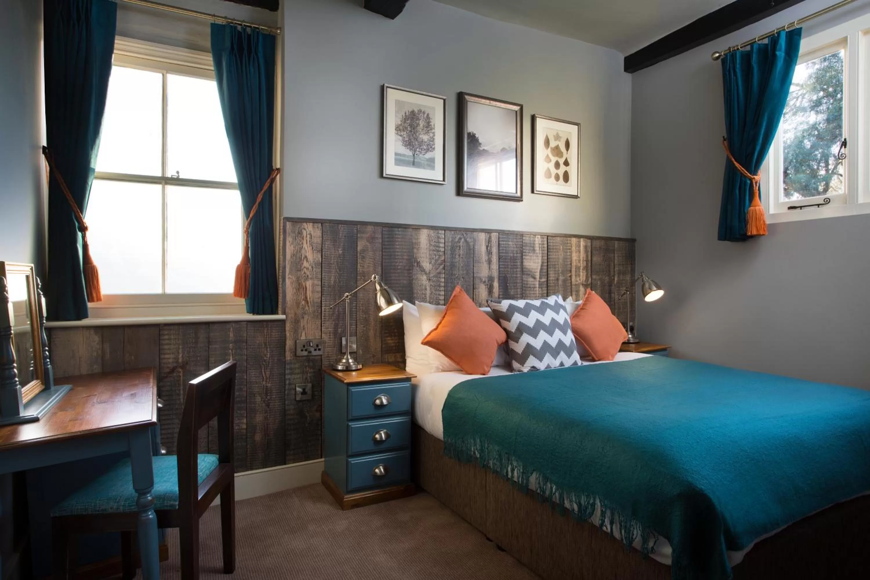 Bed in The Ostrich Inn Colnbrook London Heathrow